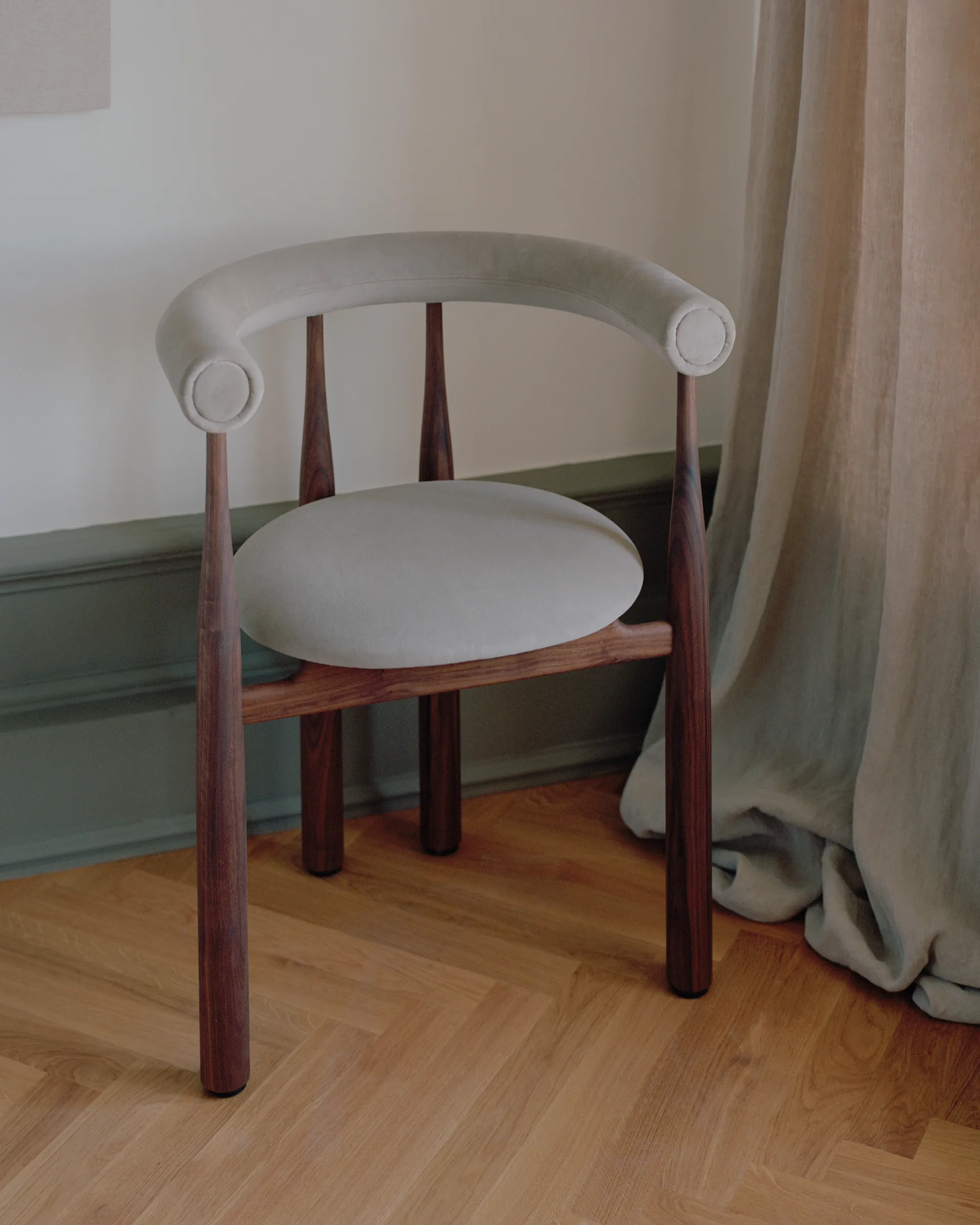 Bukowski アップホルスター アームチェア, Walnut, Megan 26 Beige New Works | ニューワークス