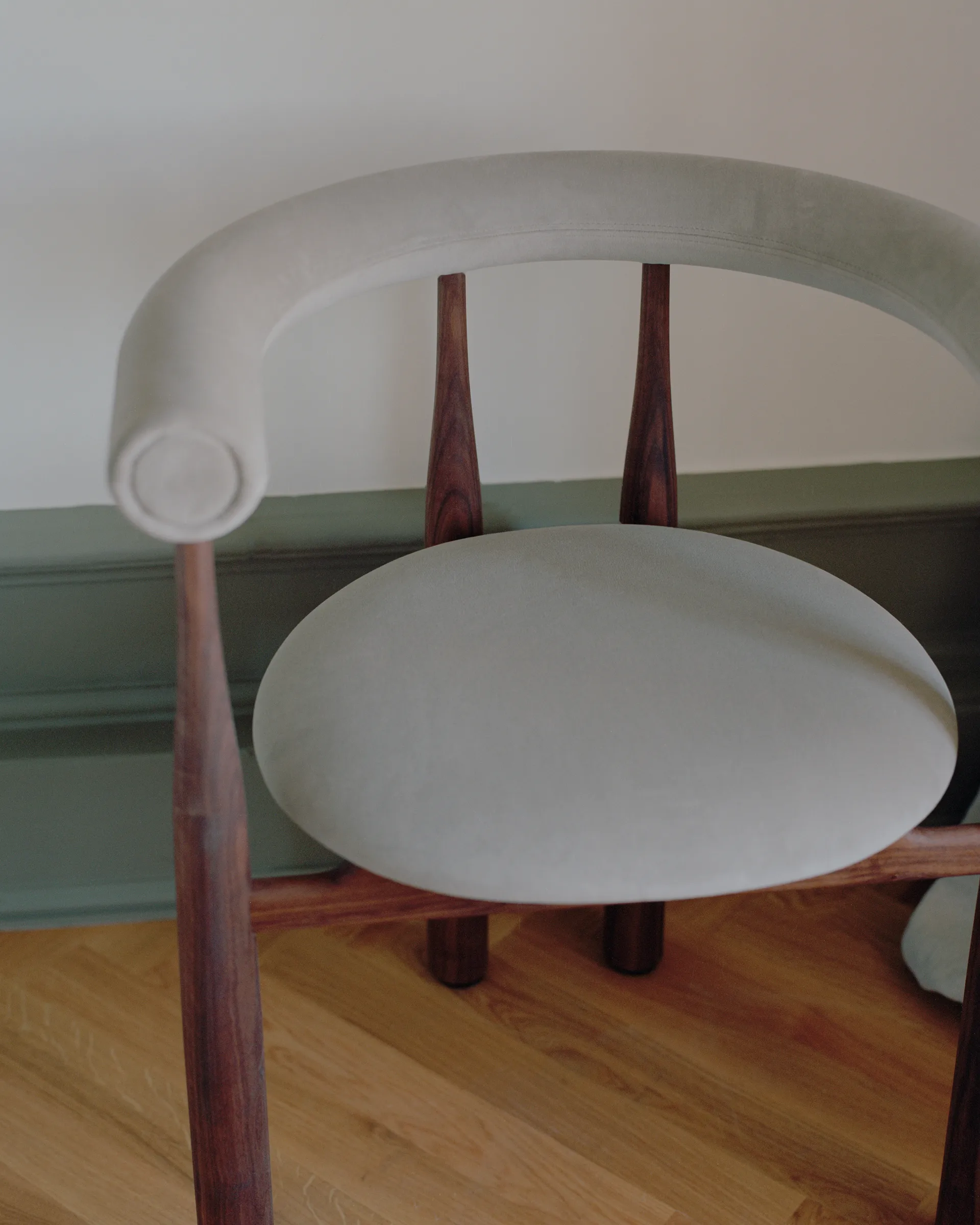 Bukowski アップホルスター アームチェア, Walnut, Megan 26 Beige New Works | ニューワークス