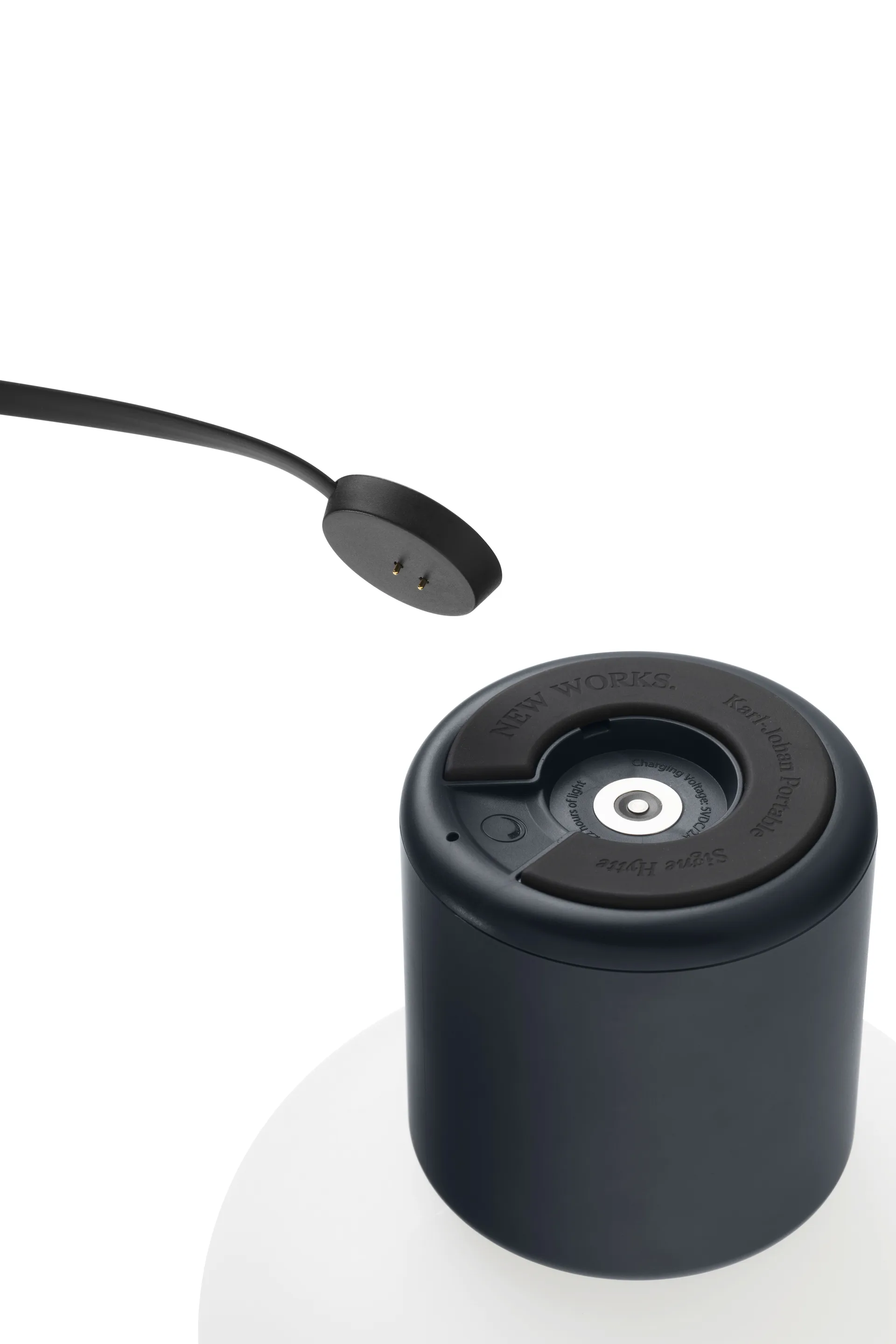 Karl-Johan ポータブルテーブルランプ, Cold black New Works | ニューワークス