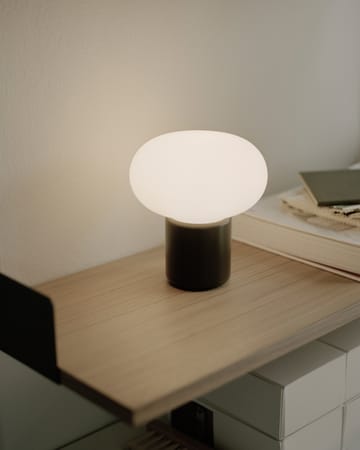 Karl-Johan ポータブルテーブルランプ - Cold black - New Works | ニューワークス