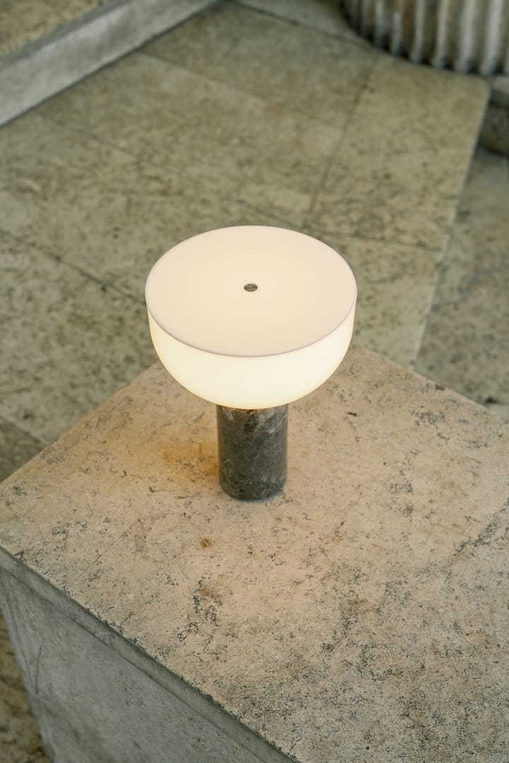 Kizu ポータブルテーブルランプ, Gris du marais New Works | ニューワークス