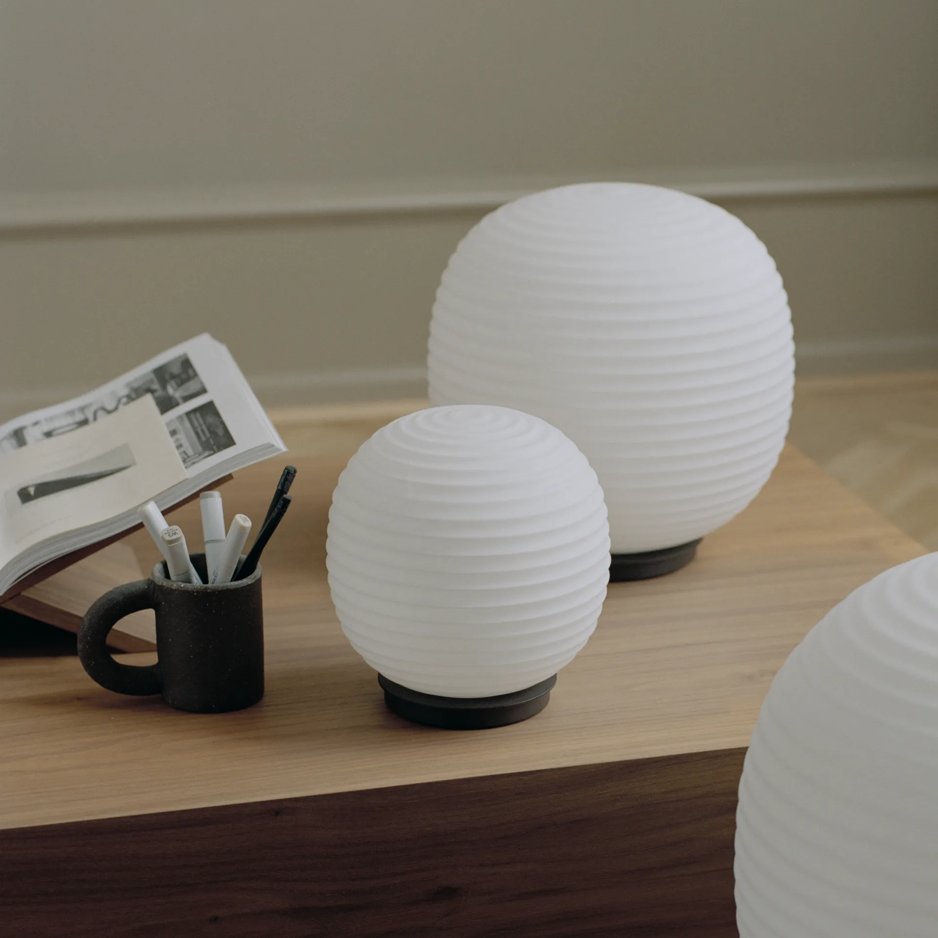 Lantern Globe bordslampa medium,  New Works | ニューワークス