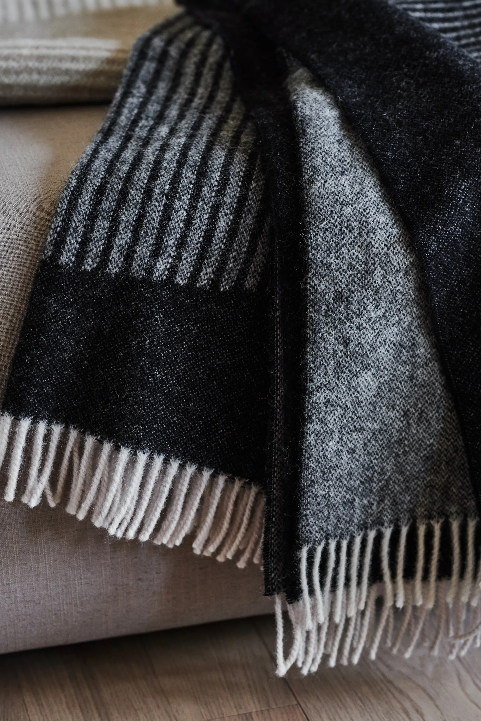 サークルズ ウールスロー 130x185 cm, Black NJRD | 二オール