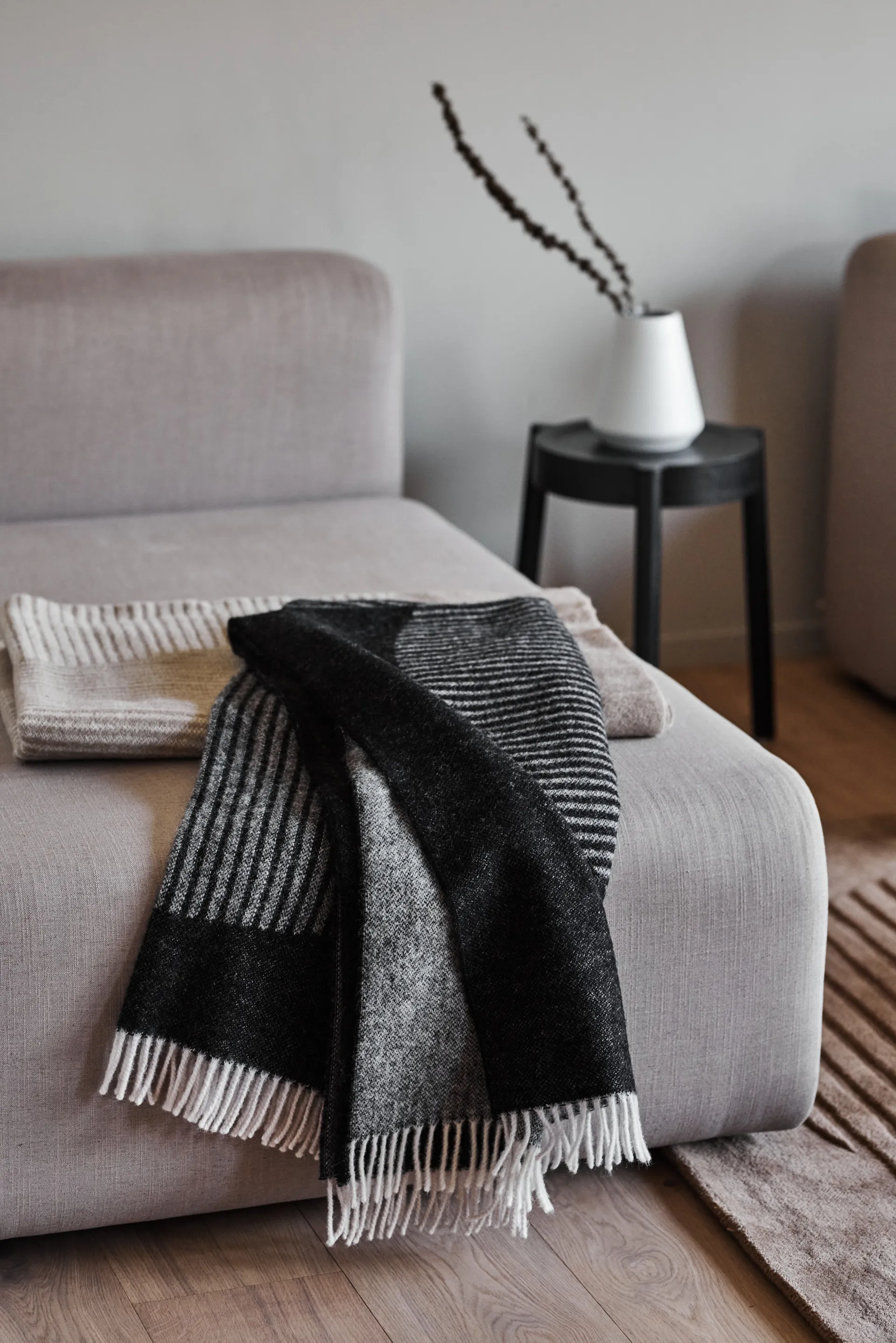 サークルズ ウールスロー 130x185 cm, Black NJRD | 二オール