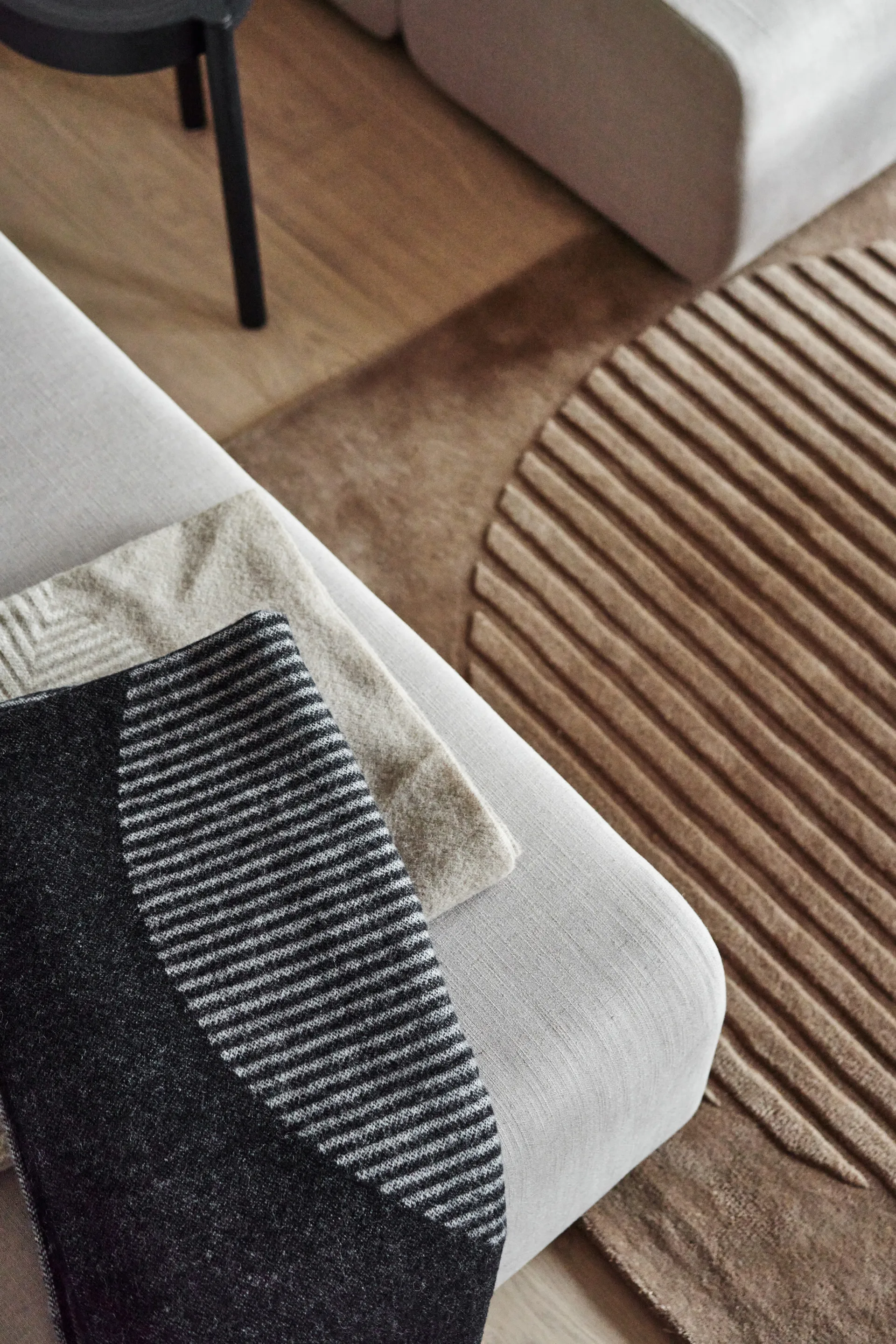 サークルズ ウールスロー 130x185 cm, Black NJRD | 二オール