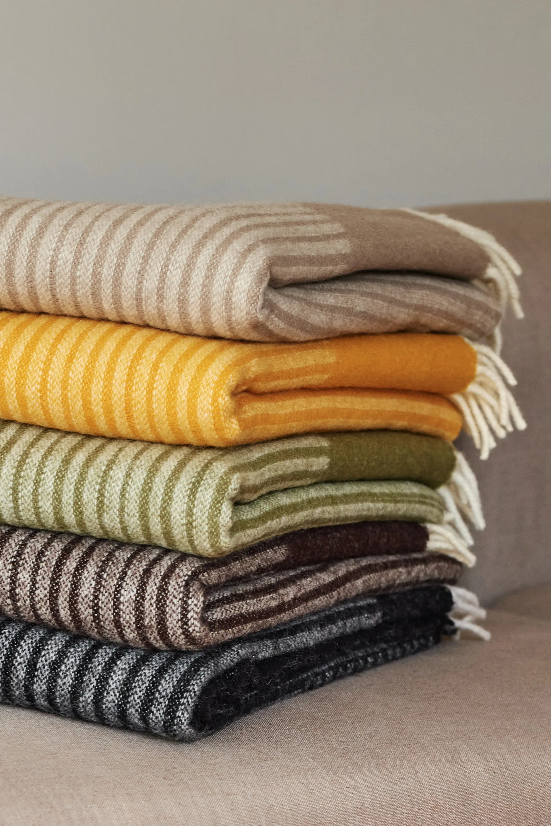 ストライプ ウールスロー 130x185 cm, Black NJRD | 二オール