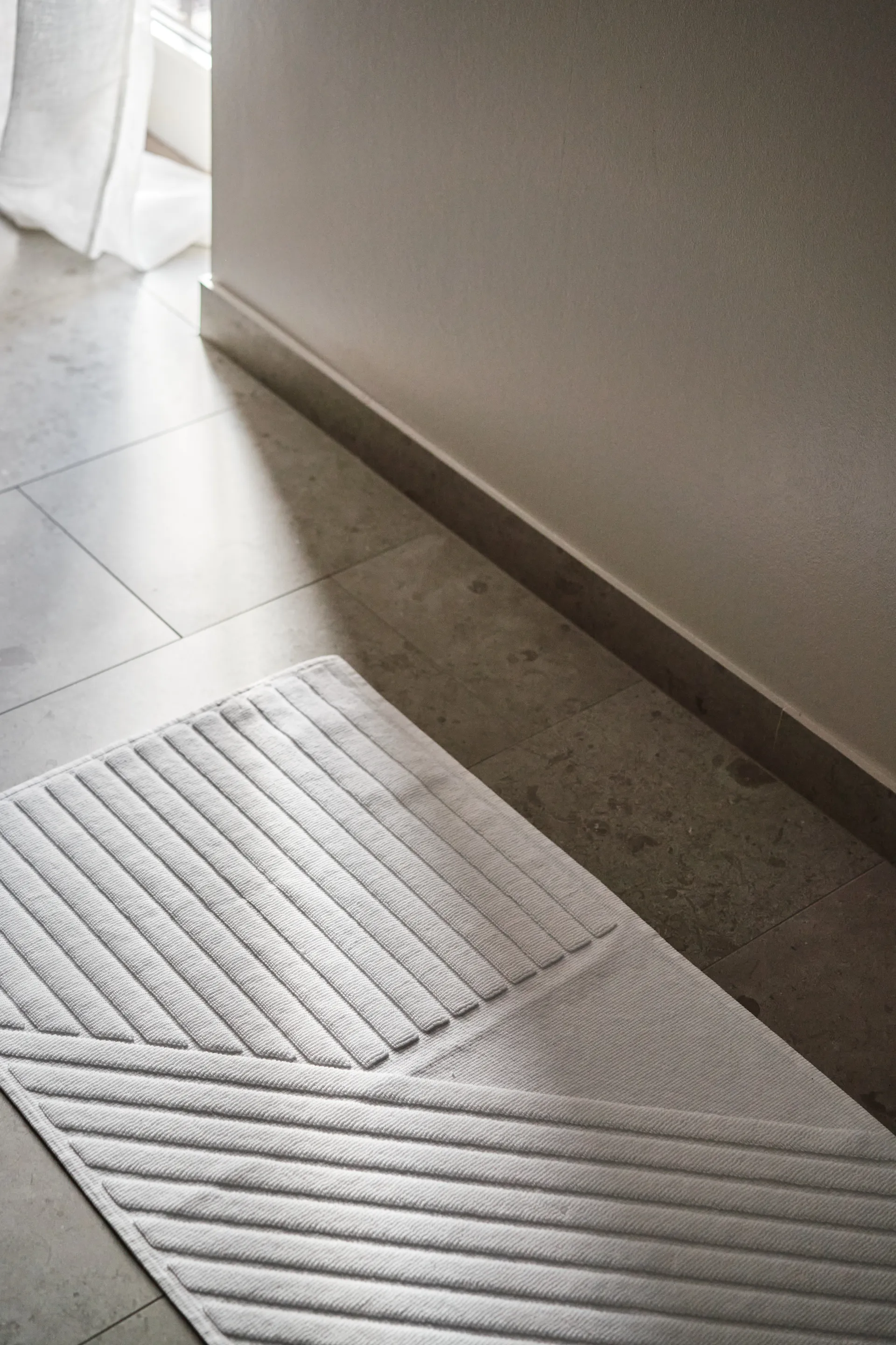 ストライプ バスマット 50x90 cm, White NJRD | 二オール