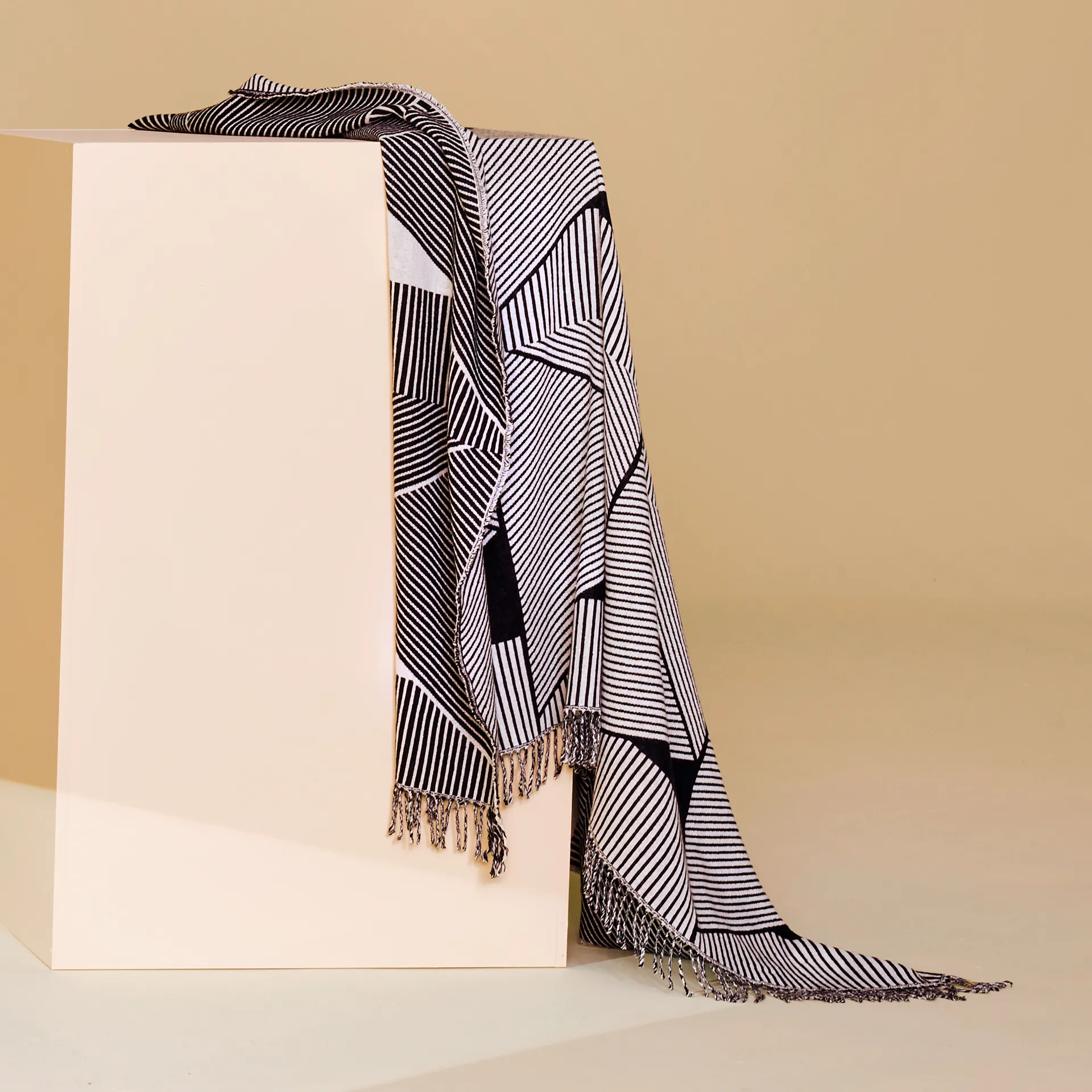 Metric focus コットンスロー, black NJRD | 二オール