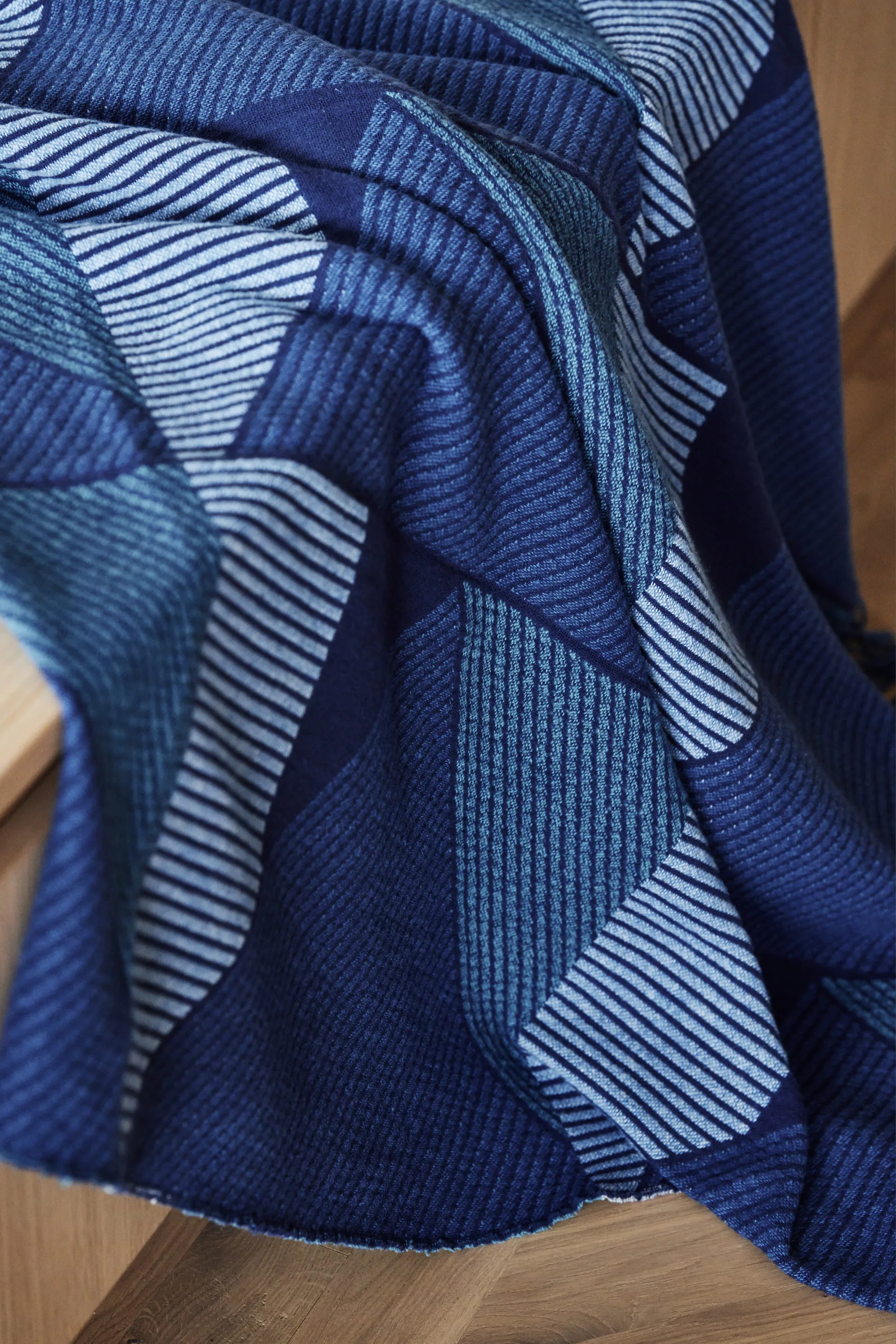 Metric focus No. 3 コットンブランケット 130x185 cm, Blue NJRD | 二オール