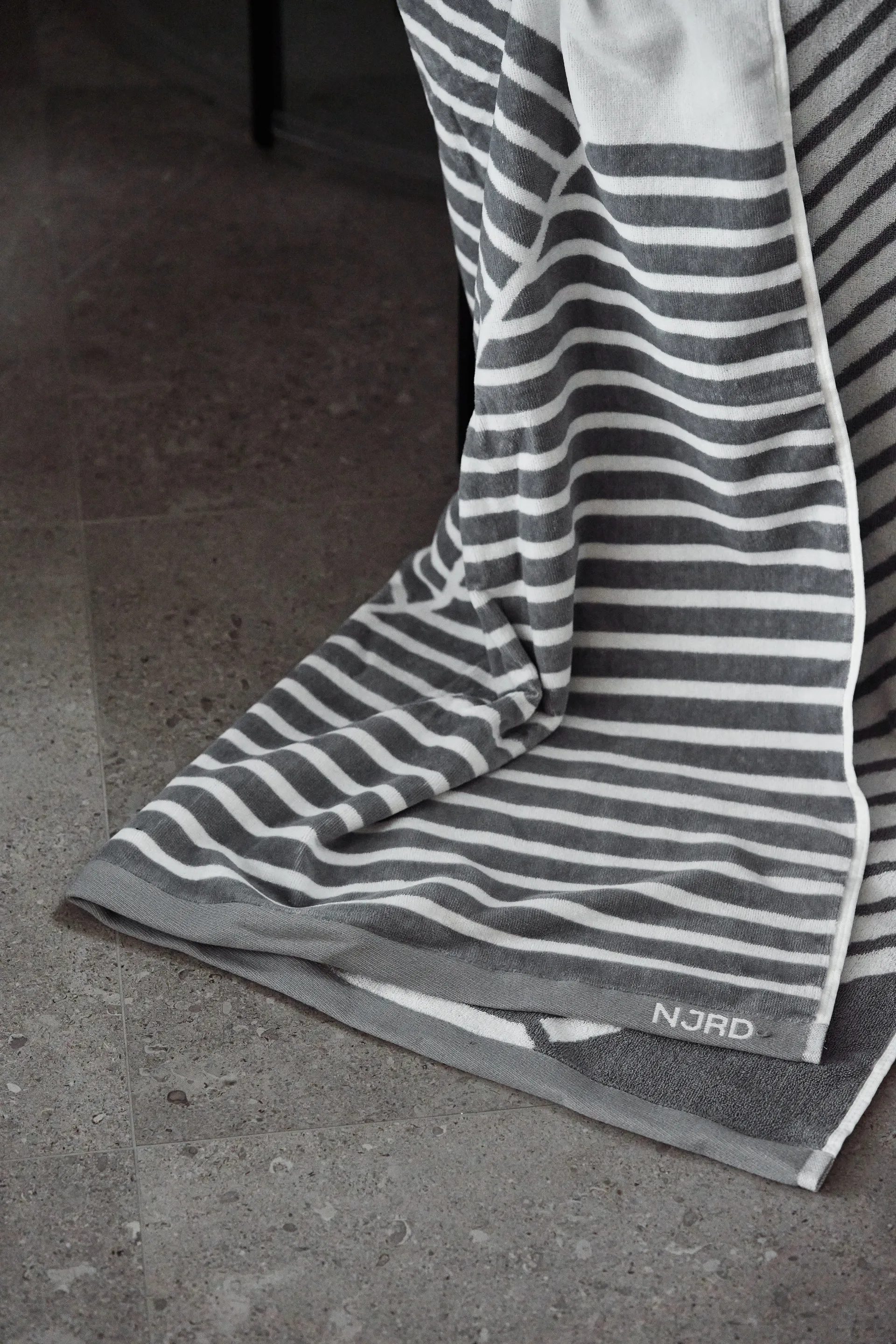 Stripes バスタオル 100x150 cm, Grey NJRD | 二オール