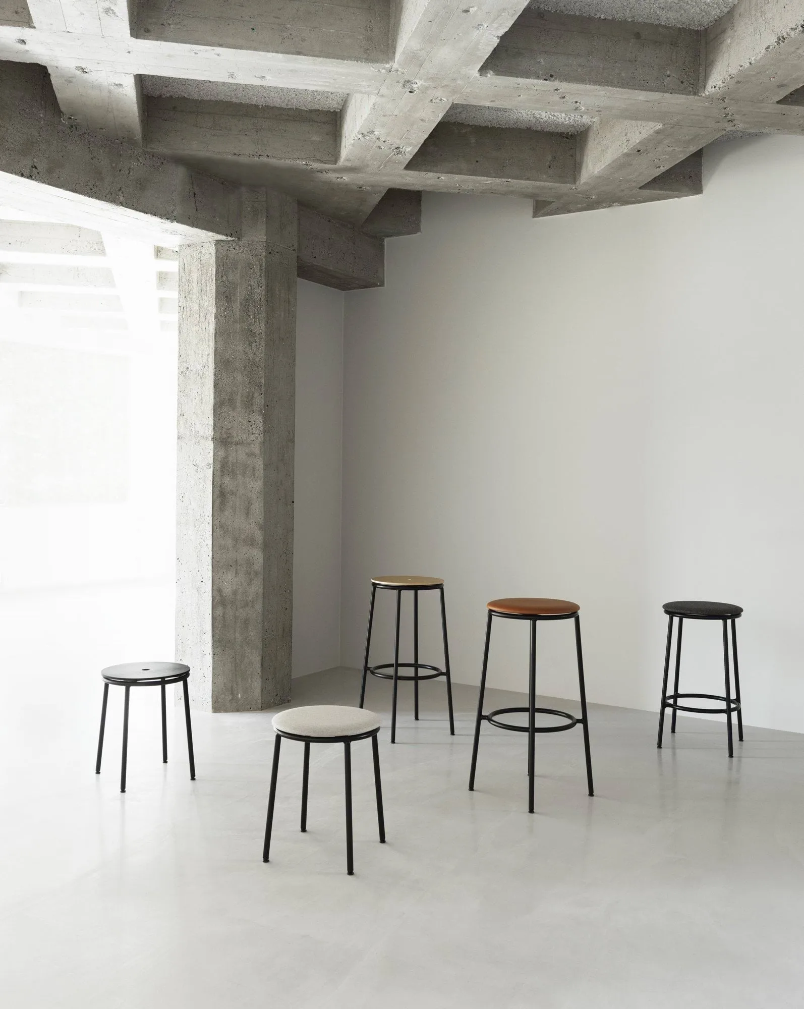 Circa スツール 45 cm, Black aluminium Normann Copenhagen | ノーマンコペンハーゲン