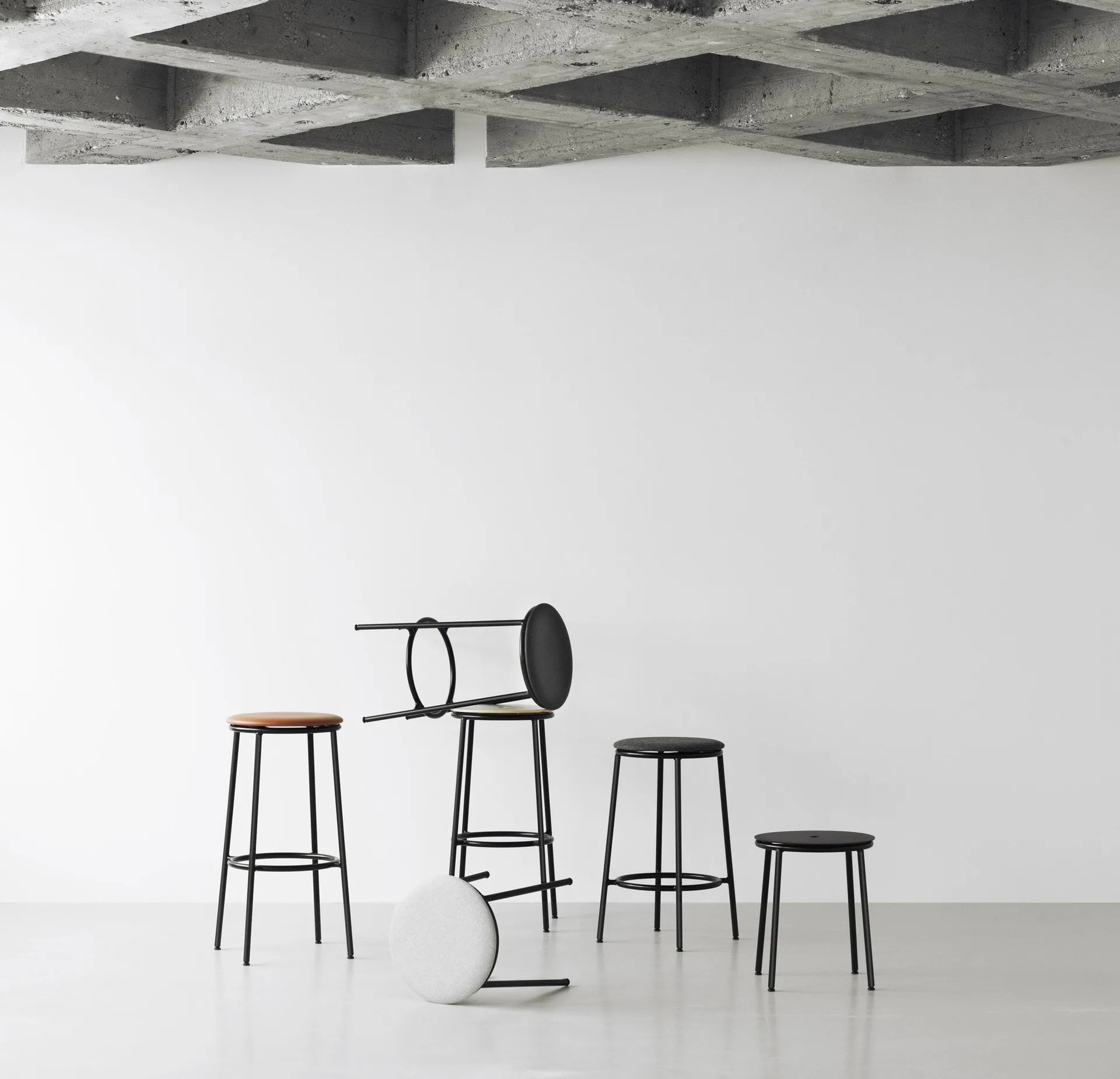 Circa スツール 45 cm, Black aluminium Normann Copenhagen | ノーマンコペンハーゲン