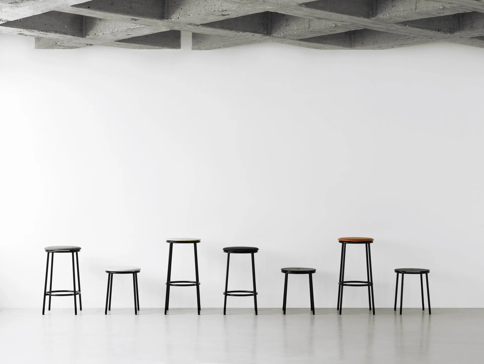Circa スツール 45 cm, Black aluminium Normann Copenhagen | ノーマンコペンハーゲン