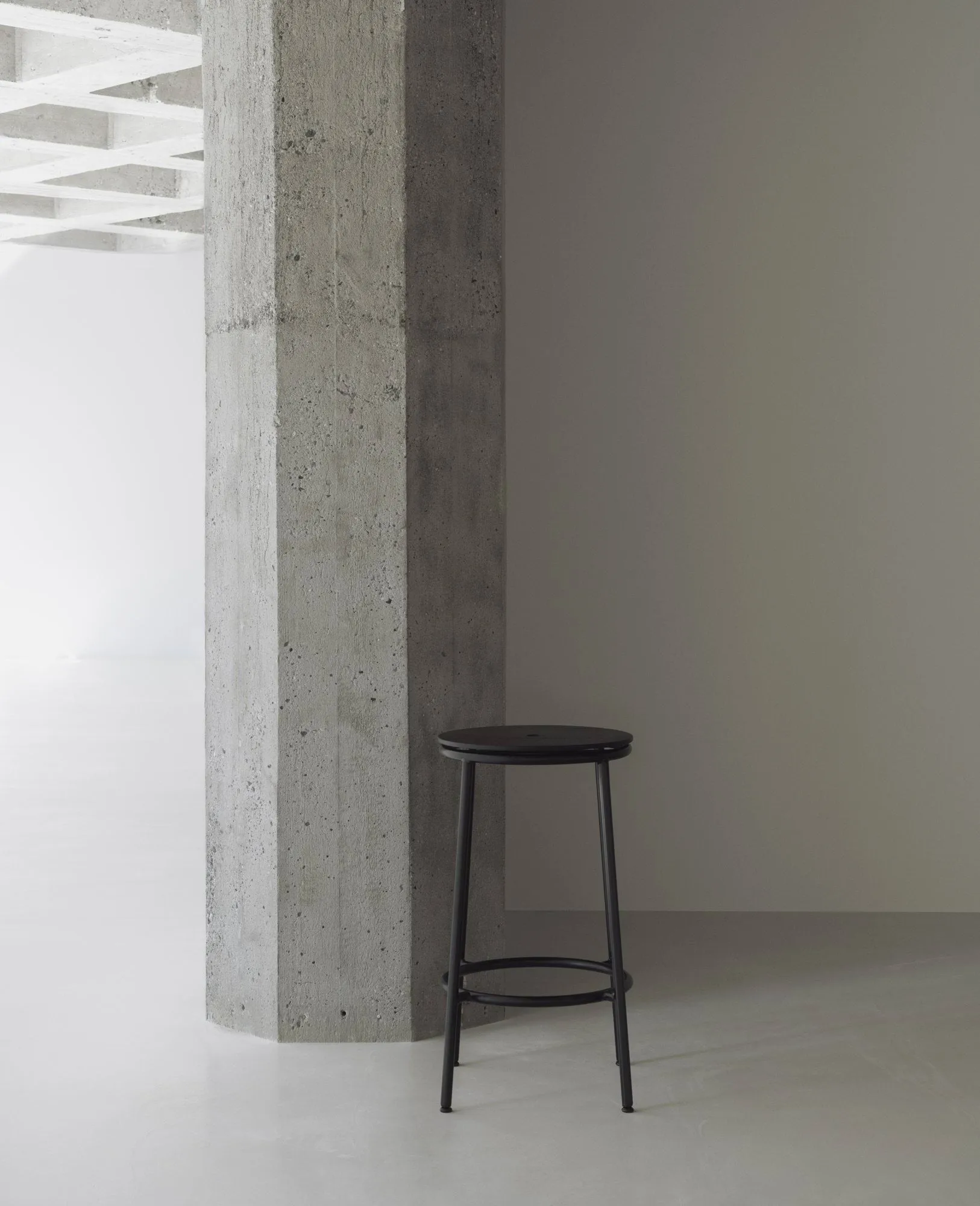 Circa バースツール 65 cm, Black aluminium Normann Copenhagen | ノーマンコペンハーゲン