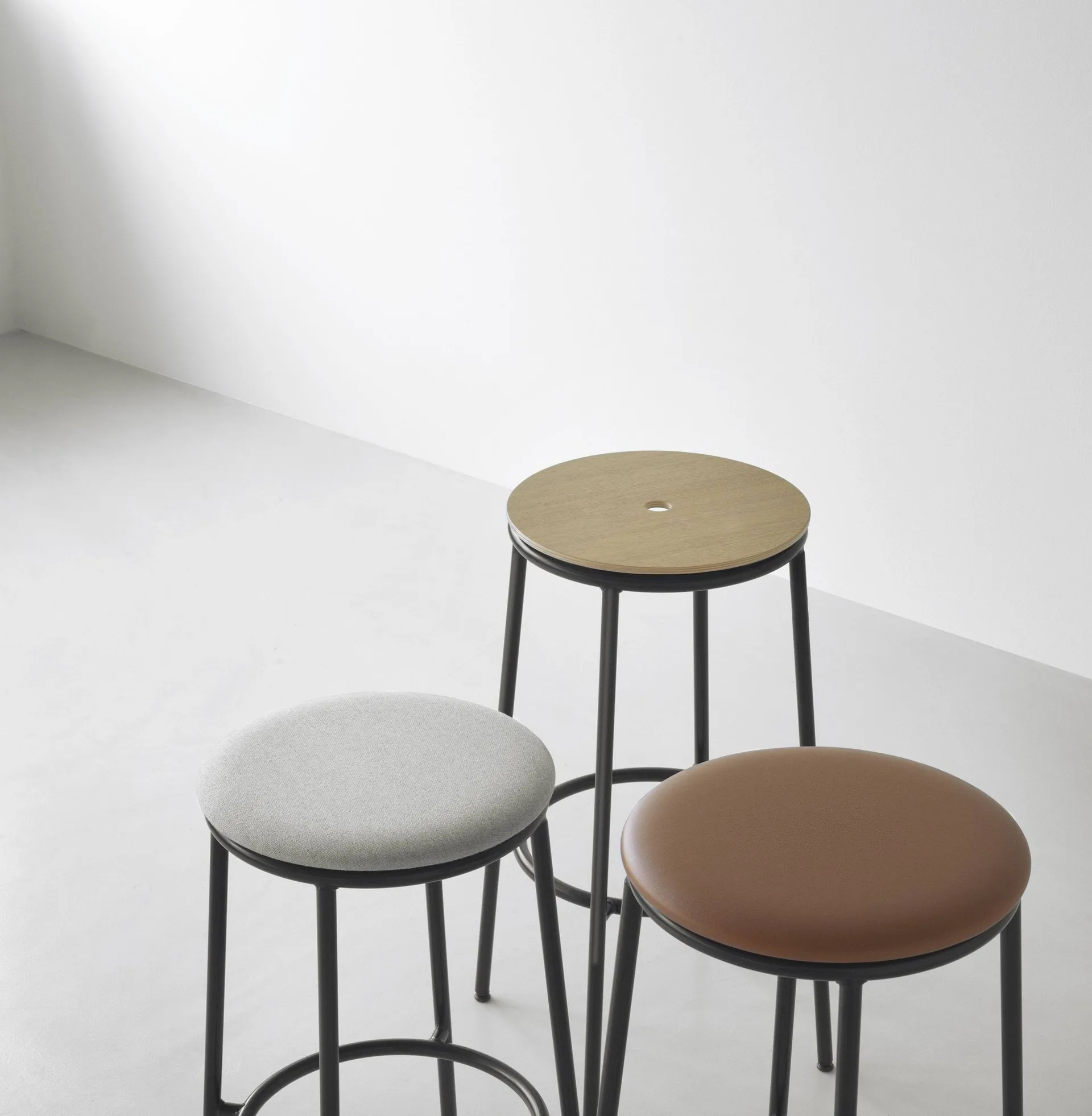 Circa バースツール 65 cm, Black oak Normann Copenhagen | ノーマンコペンハーゲン