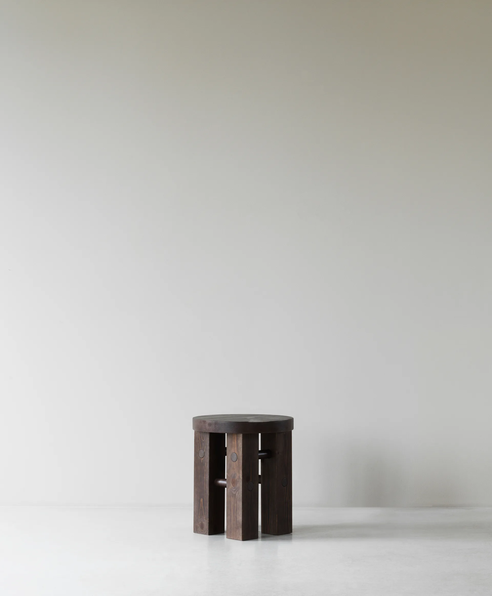 Fyr スツール 45 cm, Dark brown Normann Copenhagen | ノーマンコペンハーゲン