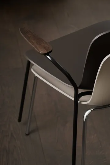 Langue アームチェア アーム付き - Warm grey-chromed frame, armrests light smoke - NORR11