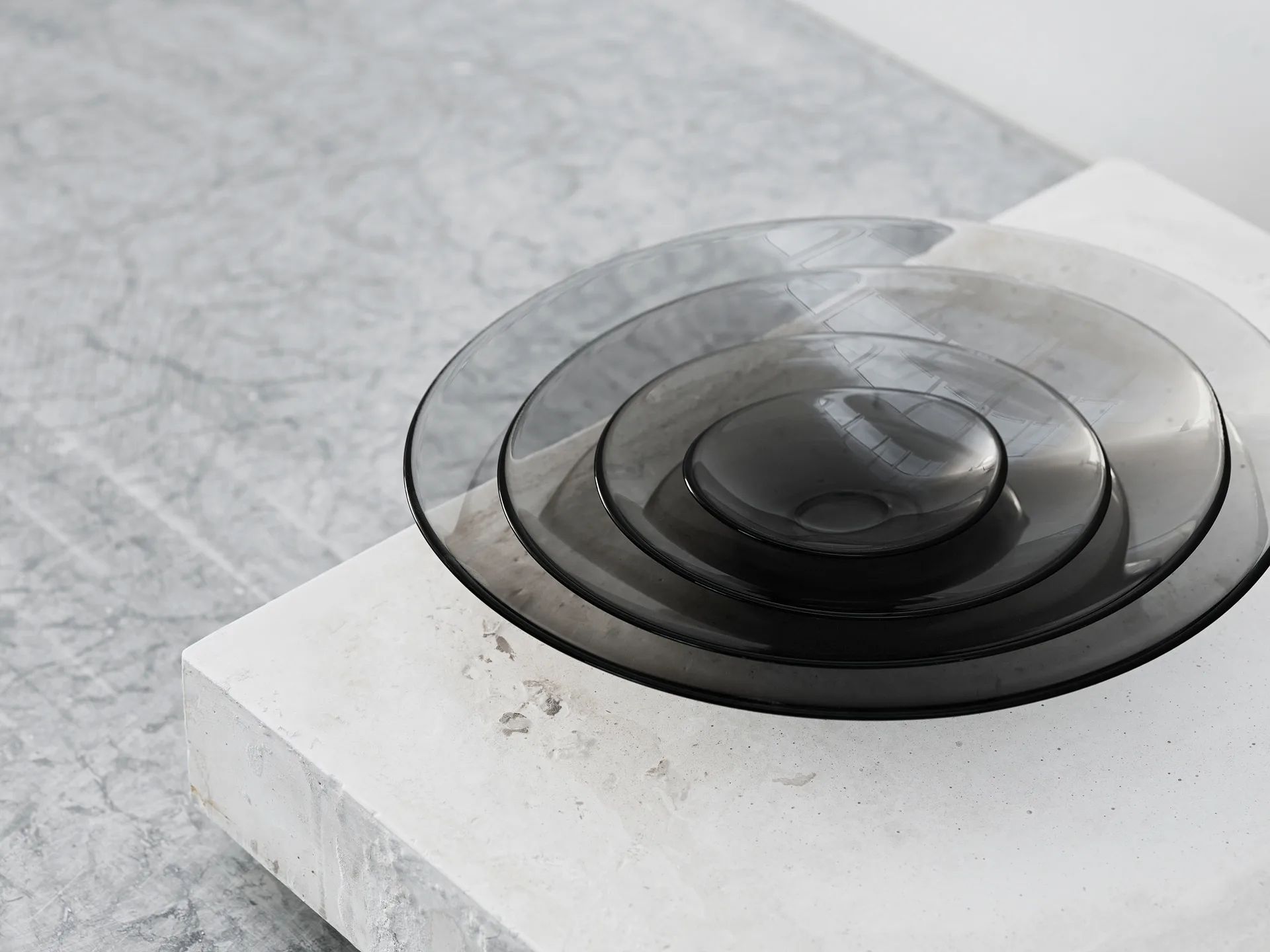 Pond ソーサー 29 cm, grey Orrefors | オレフォス