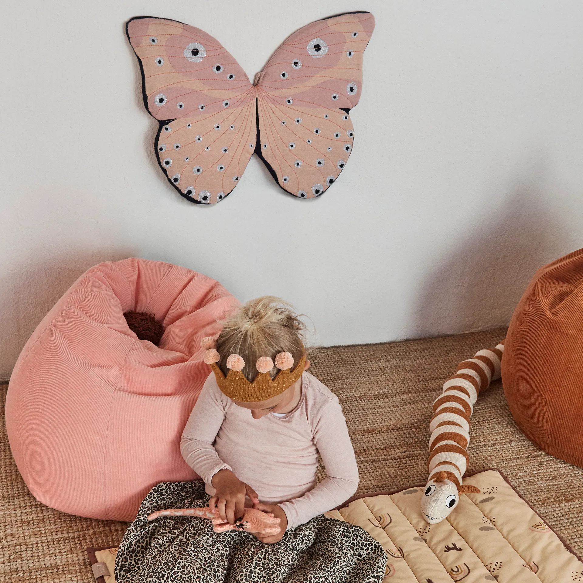 Leo larv cuddly toy, Caramel OYOY | オイオイ