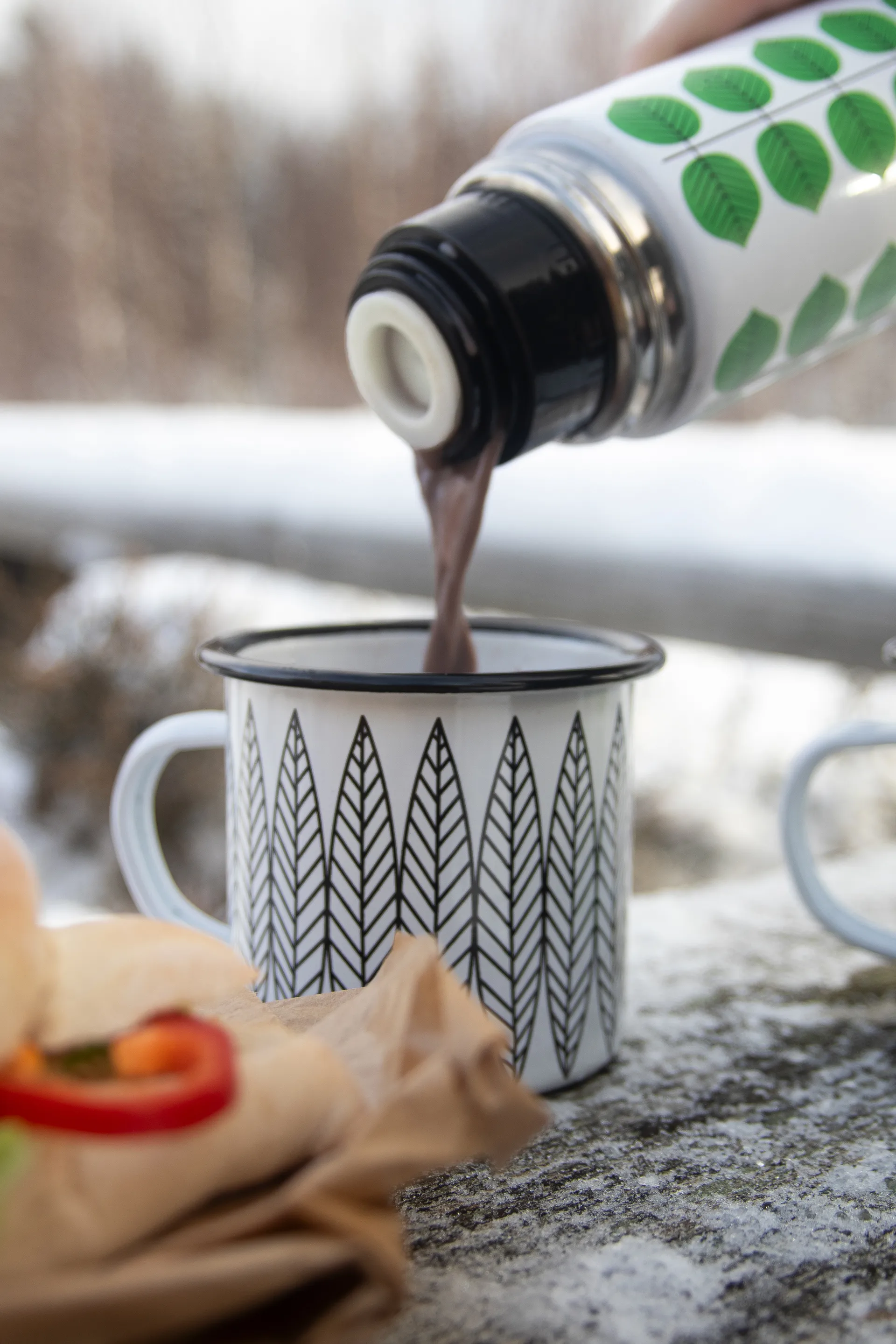 Salix エナメルマグ, White-black Pluto Design