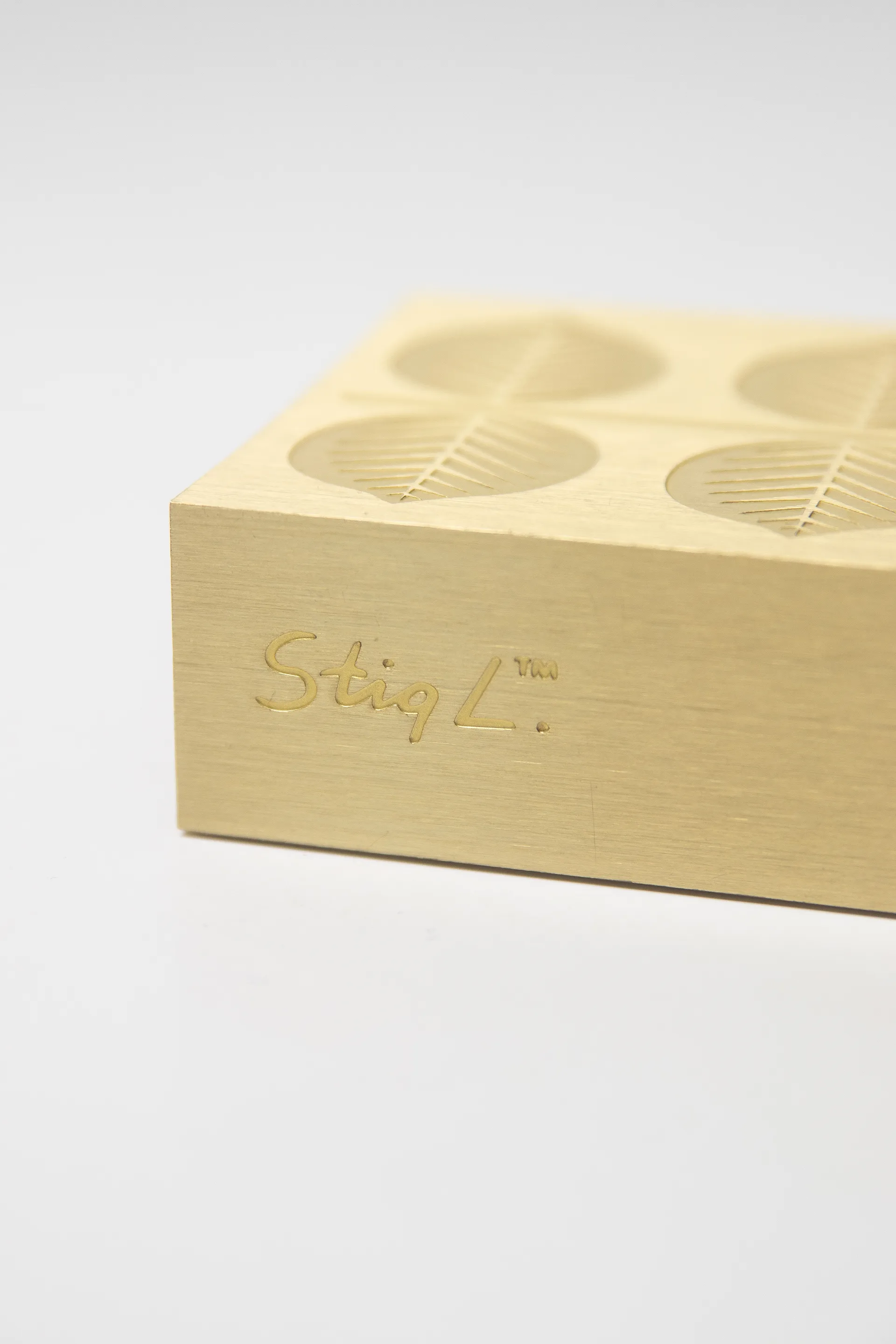 Stig L Berså マッチボックス 6,8x12 cm, Gold Pluto Design