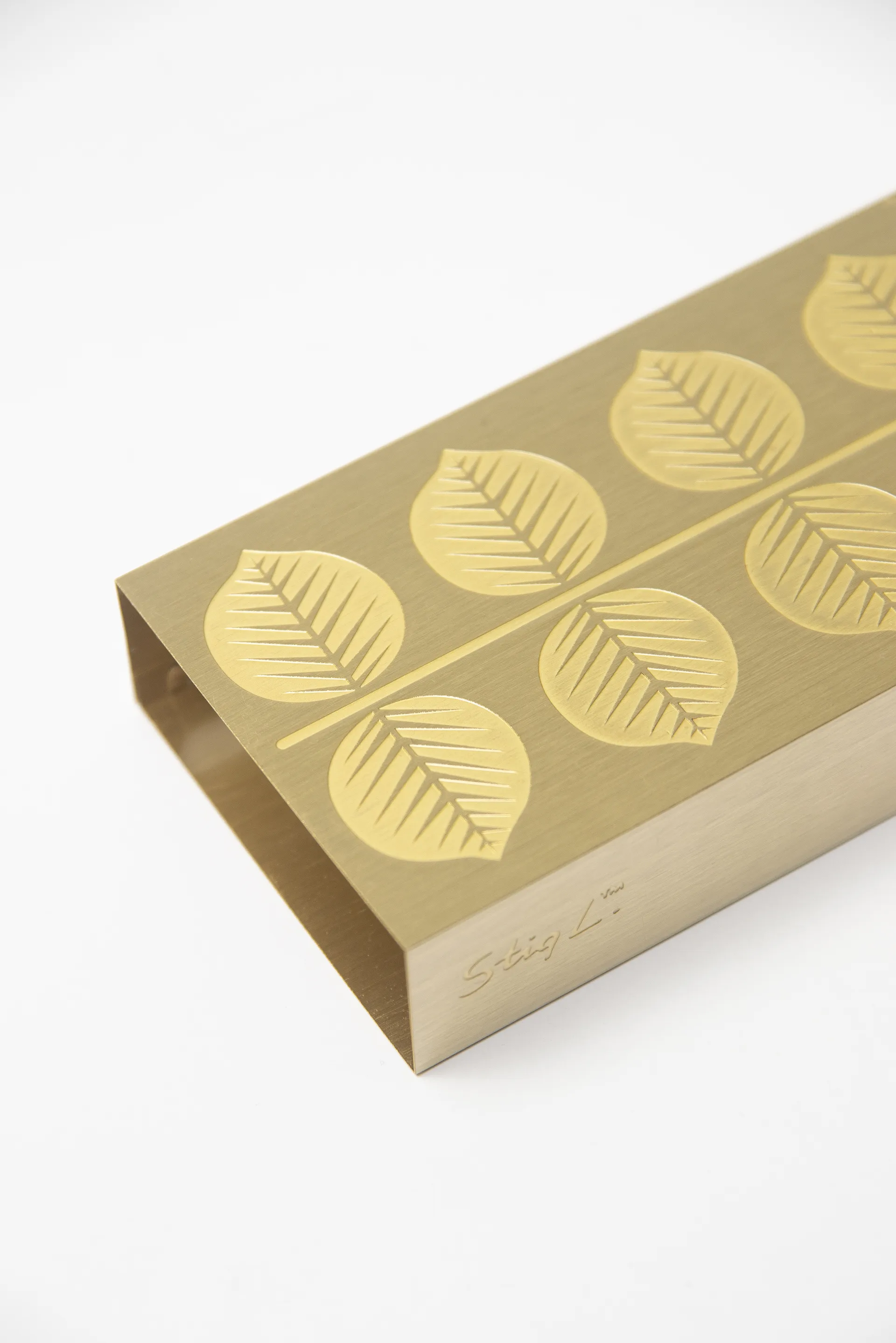 Stig L Berså マッチボックス 6,8x12 cm, Gold Pluto Design