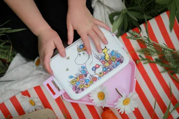 Moomin Meadow ランチボックス 12x18.5 cm - Purple-pink - Rätt Start