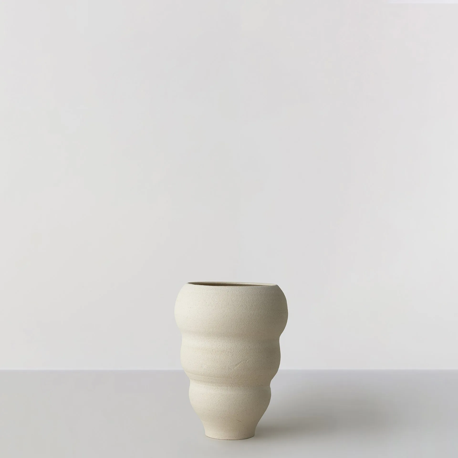 Hand turned 花瓶 no. 60 Curved, Vanilla Ro Collection | ロ コレクション