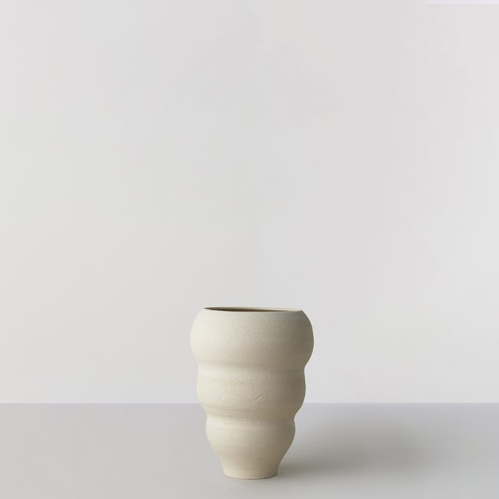 Hand turned 花瓶 no. 60 Curved, Vanilla Ro Collection | ロ コレクション