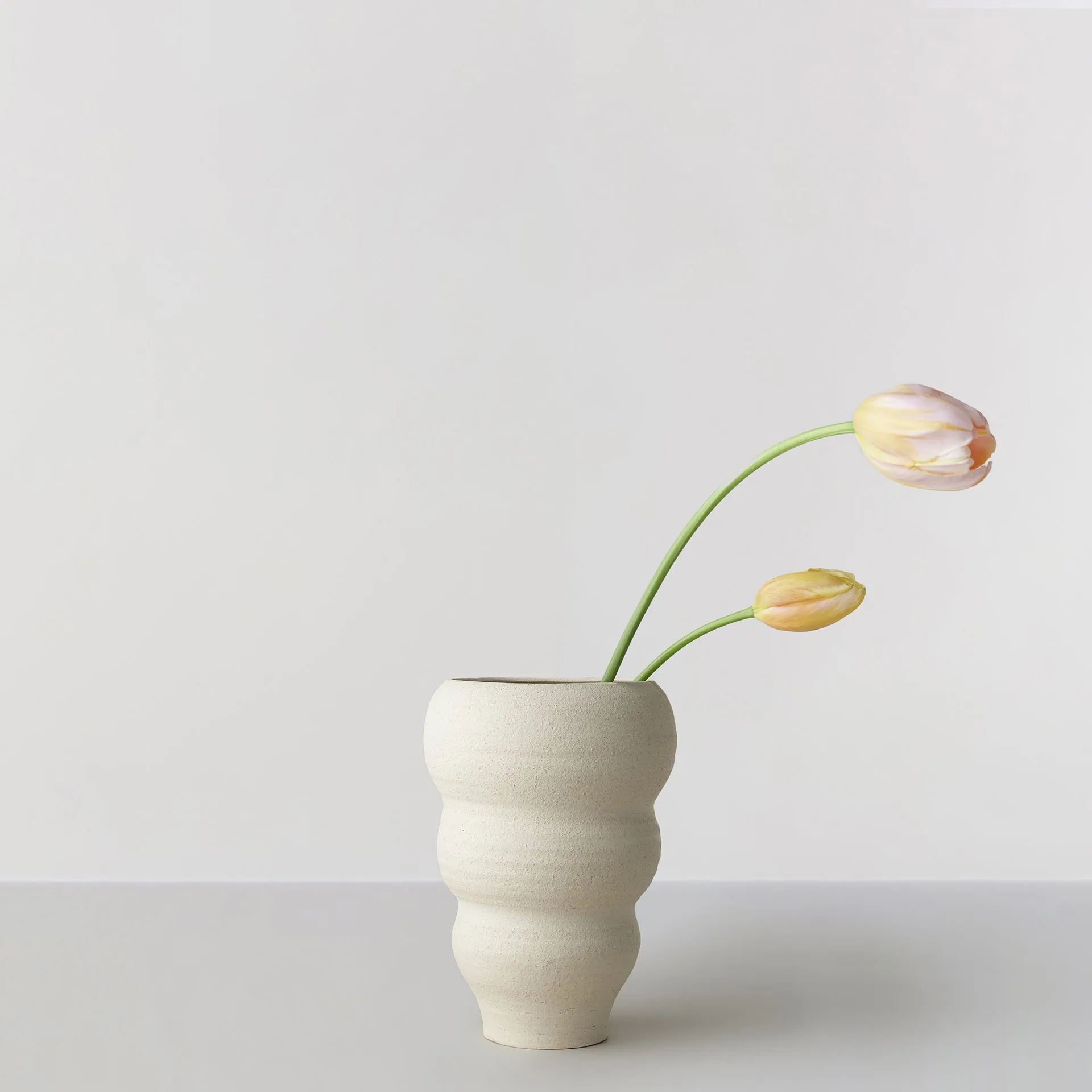 Hand turned 花瓶 no. 60 Curved, Vanilla Ro Collection | ロ コレクション