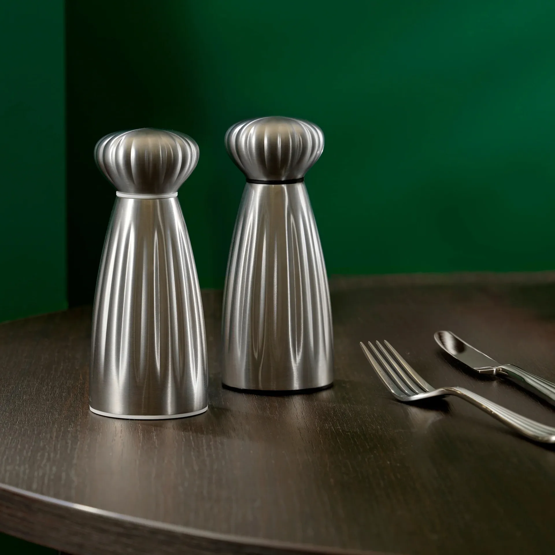 Palm Satin ソルト＆ペッパーミルセット, Small-stainless steel, with tray Robert Welch | ロバート ウェルチ