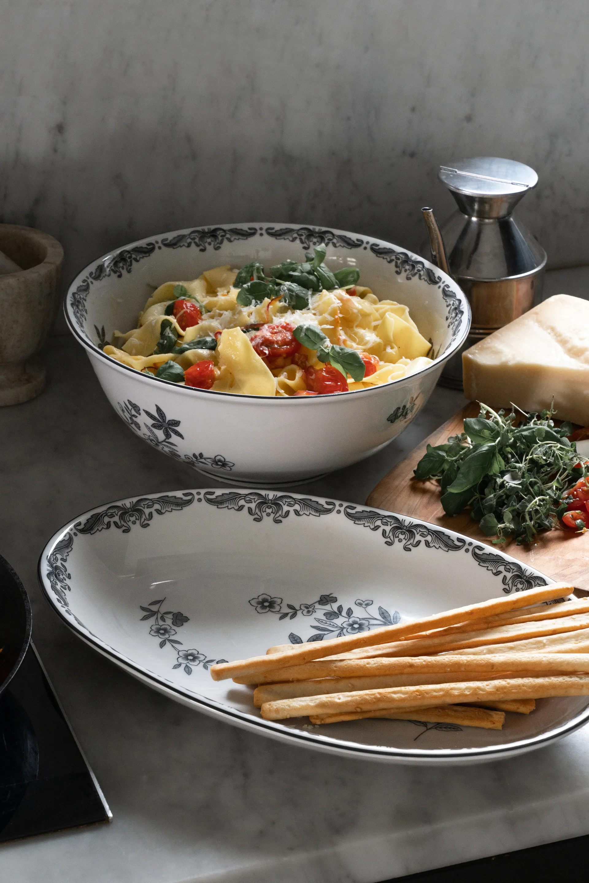 Ostindia/オスティンディア ブラック サービングレート オーバルt 22x33 cm, Black Rörstrand | ロールストランド