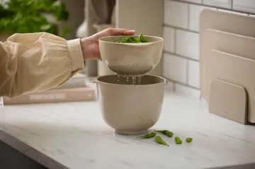 NEW Margrethe ボウル コランダー付き - Humus, 1.5 litres - Rosti | ロスティ