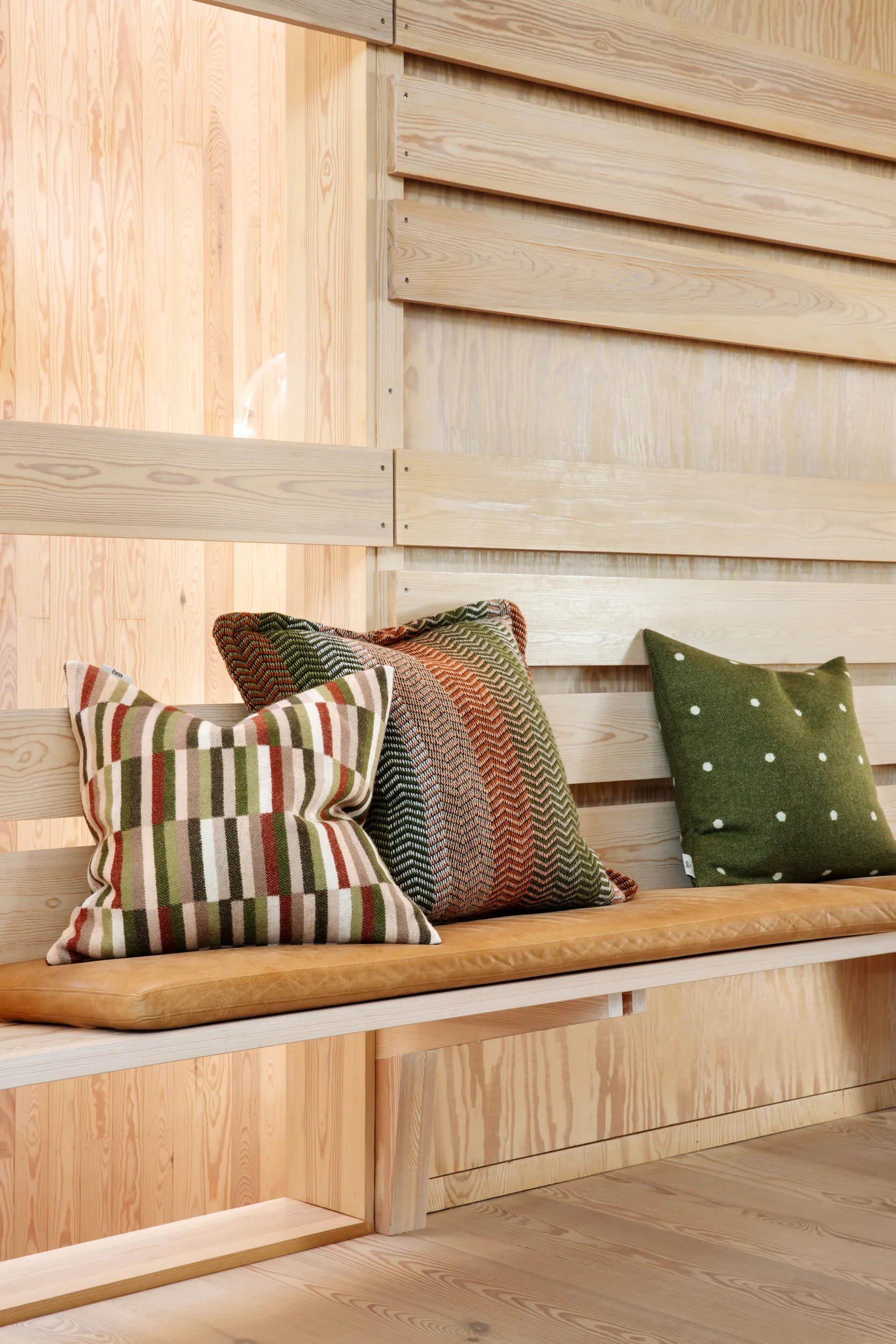 Ida クッション 50x50 cm, Olive burgundy Røros Tweed