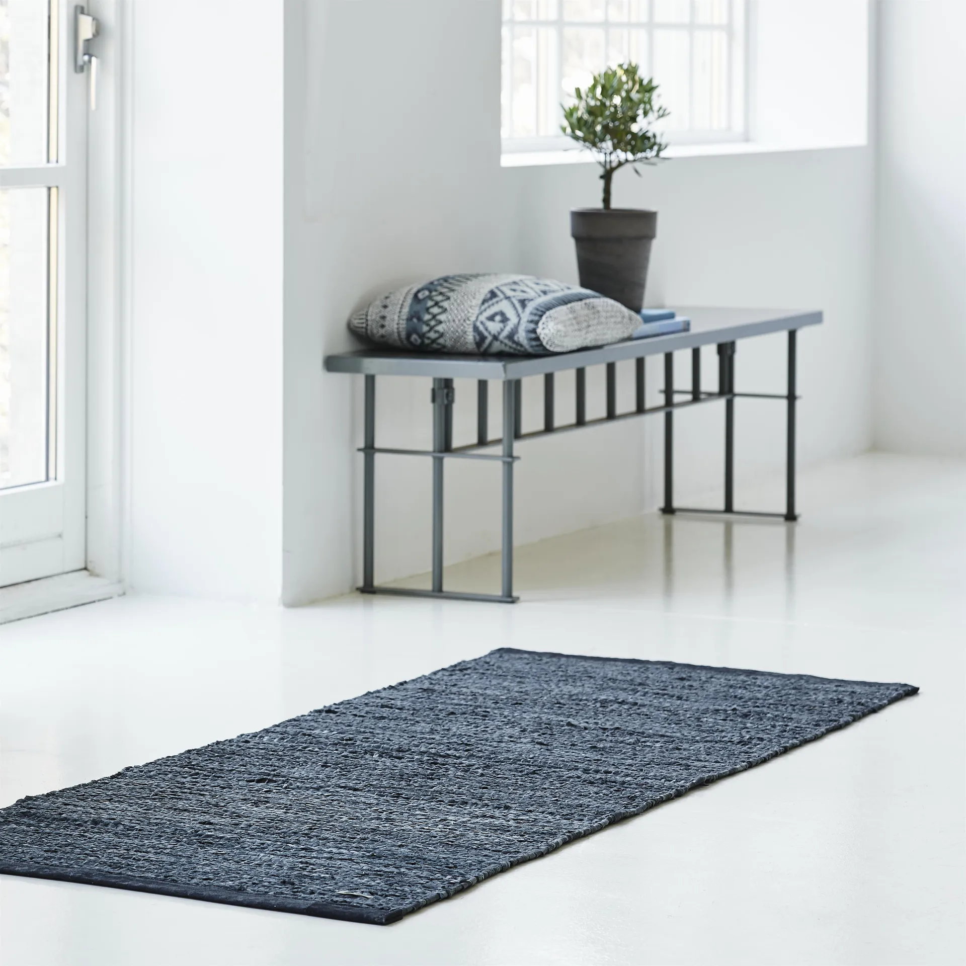 レザー ラグ  75x200 cm, dark grey (dark grey) Rug Solid | ラグソリッド