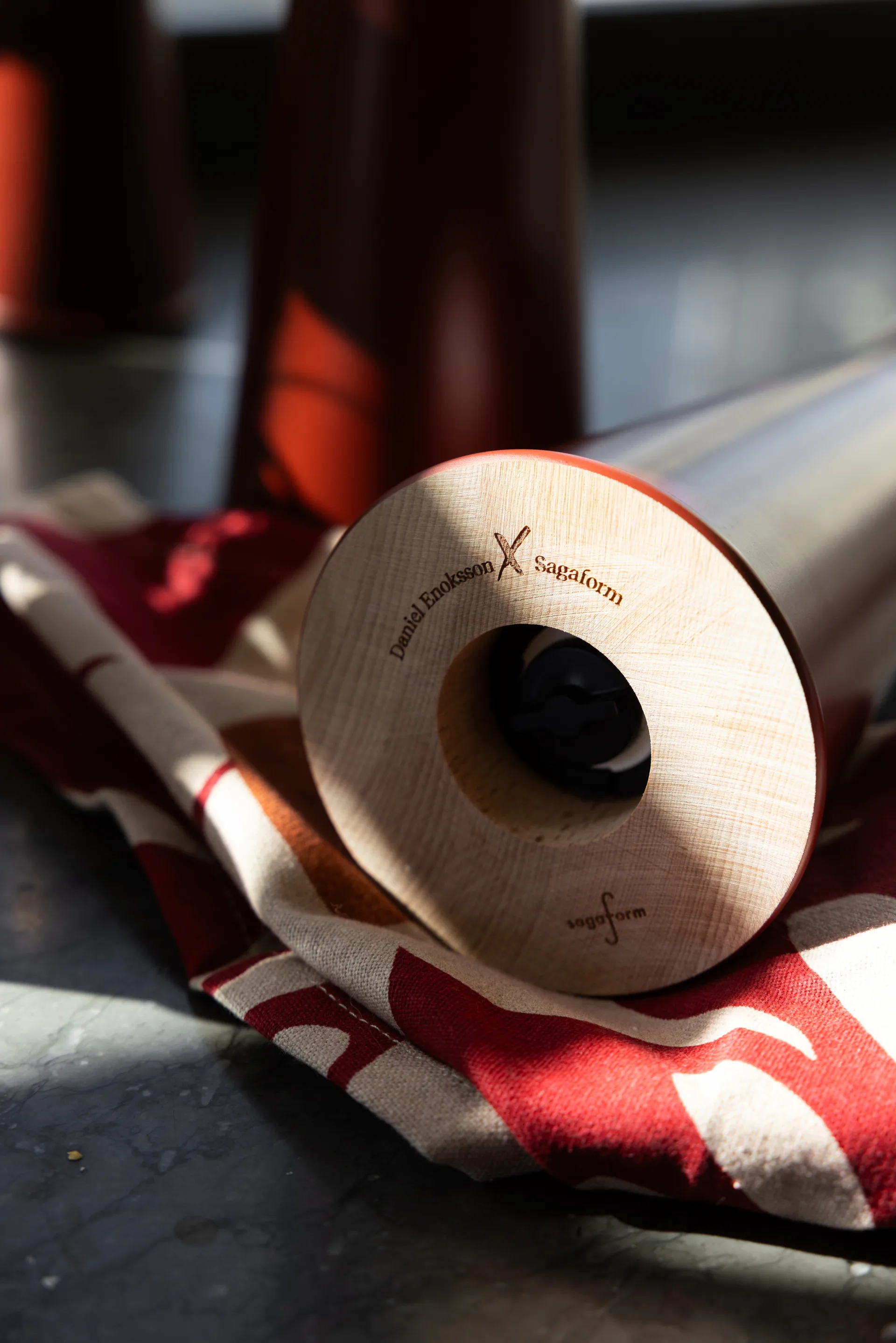 Gherkin ソルト & ペッパーグラインダー L 32 cm, Red-brown Sagaform | サガフォルム