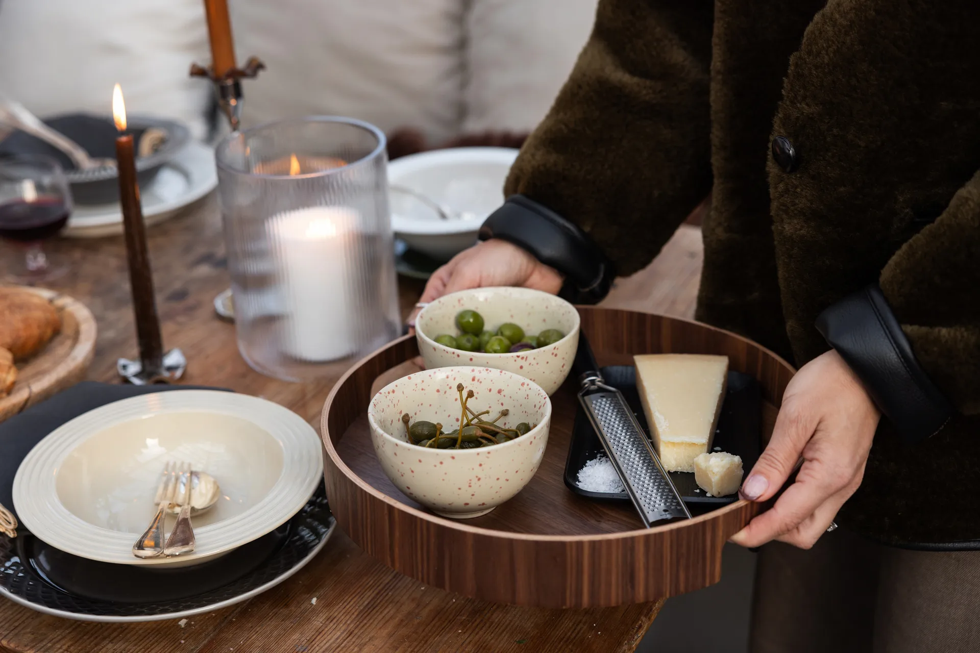 Hanna ラウンドトレイ Ø35 cm, Dark brown Sagaform | サガフォルム