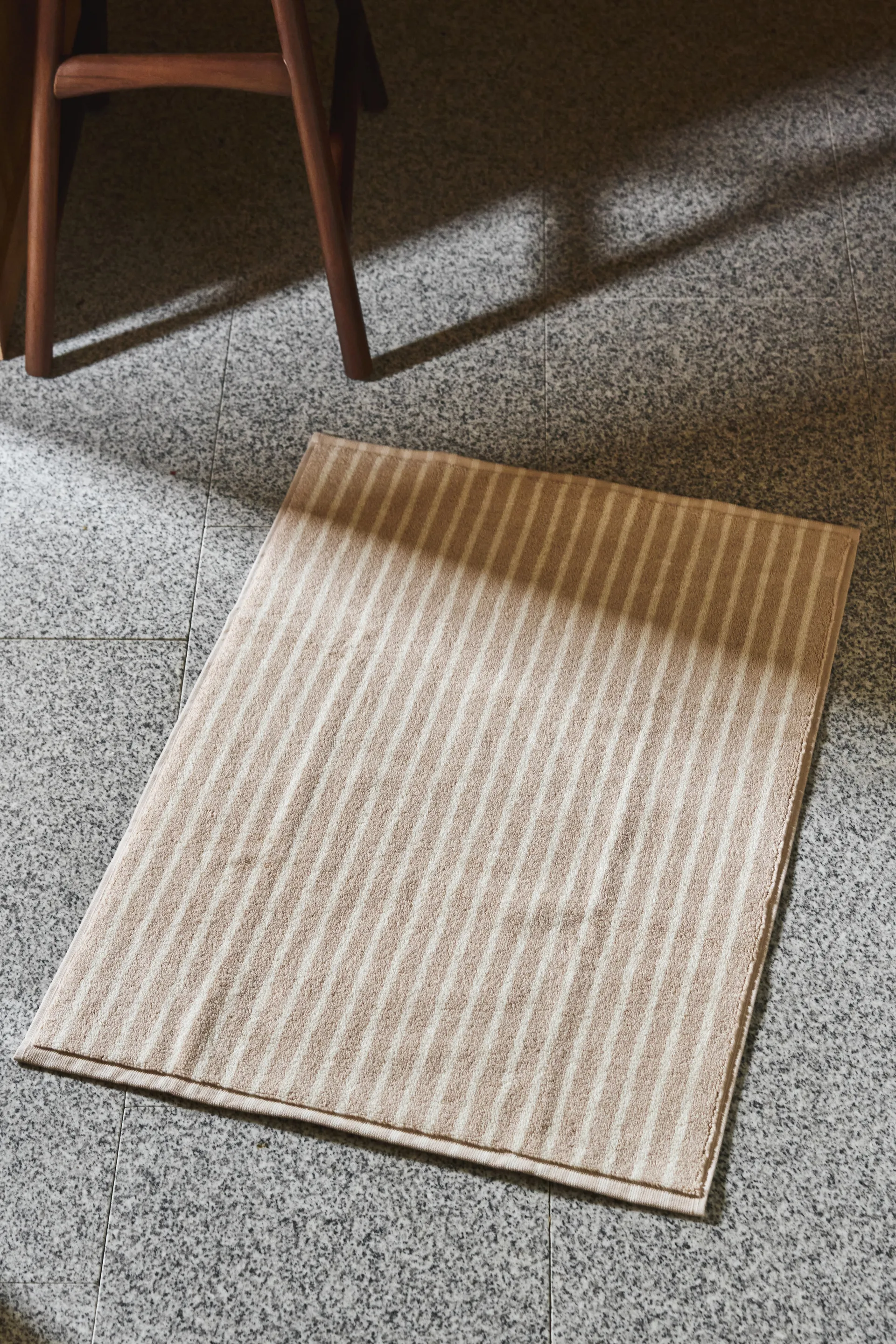 Drift バスマット 50x70cm, Beige-white Scandi Living | スカンジリビング