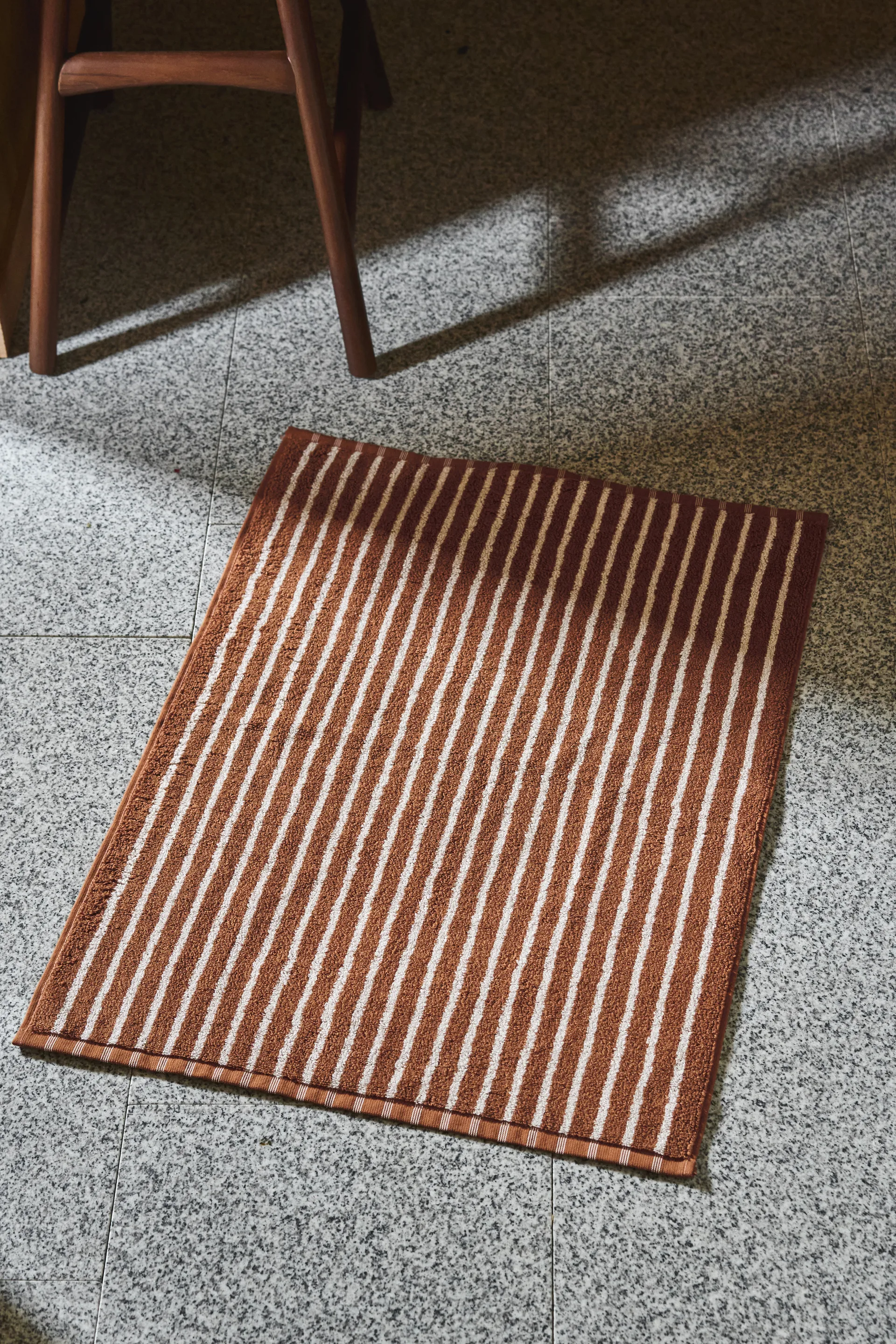 Drift バスマット 50x70cm, Brown-white Scandi Living | スカンジリビング