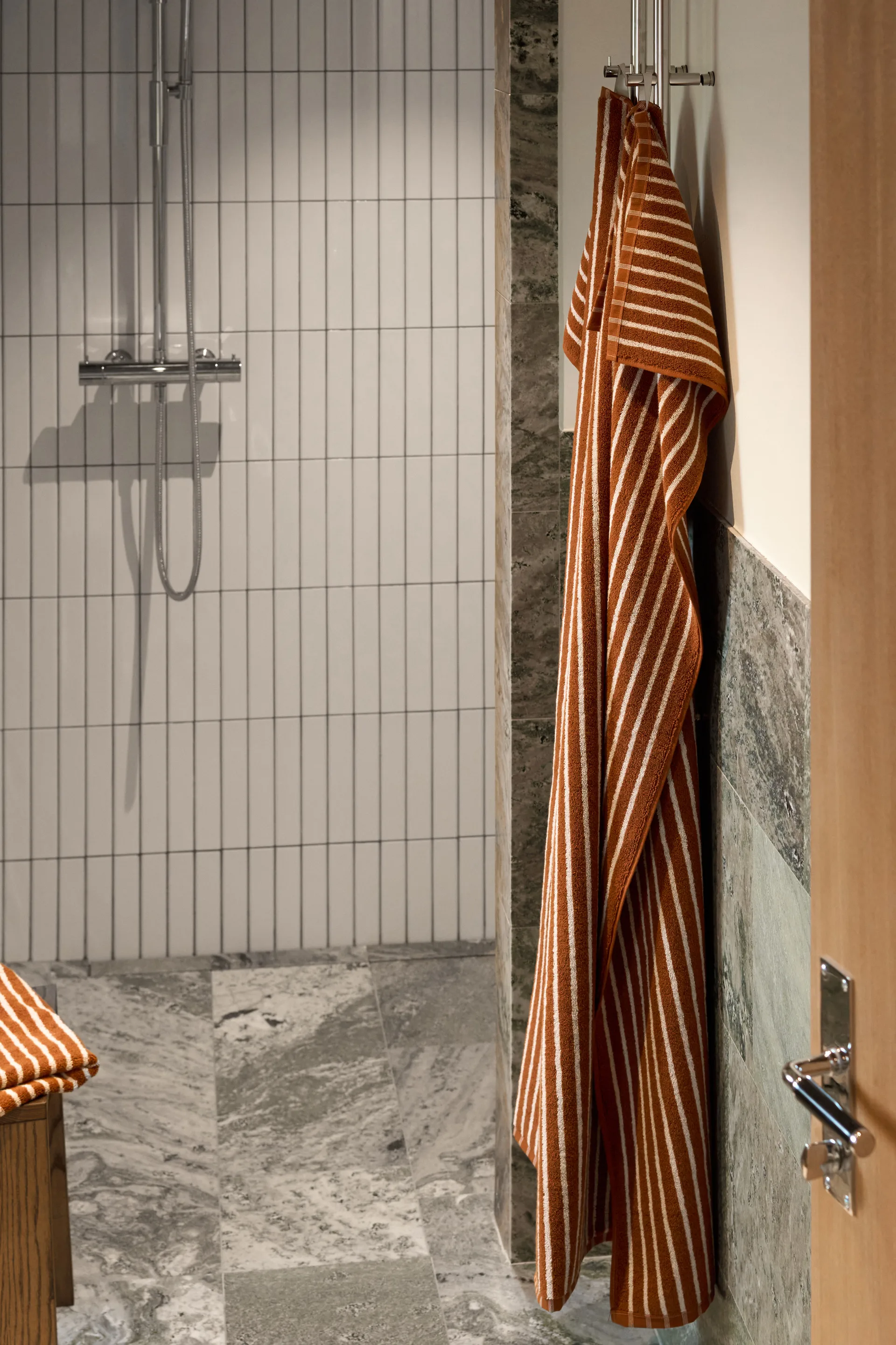 Drift バスタオル 70x140 cm, Brown-white Scandi Living | スカンジリビング