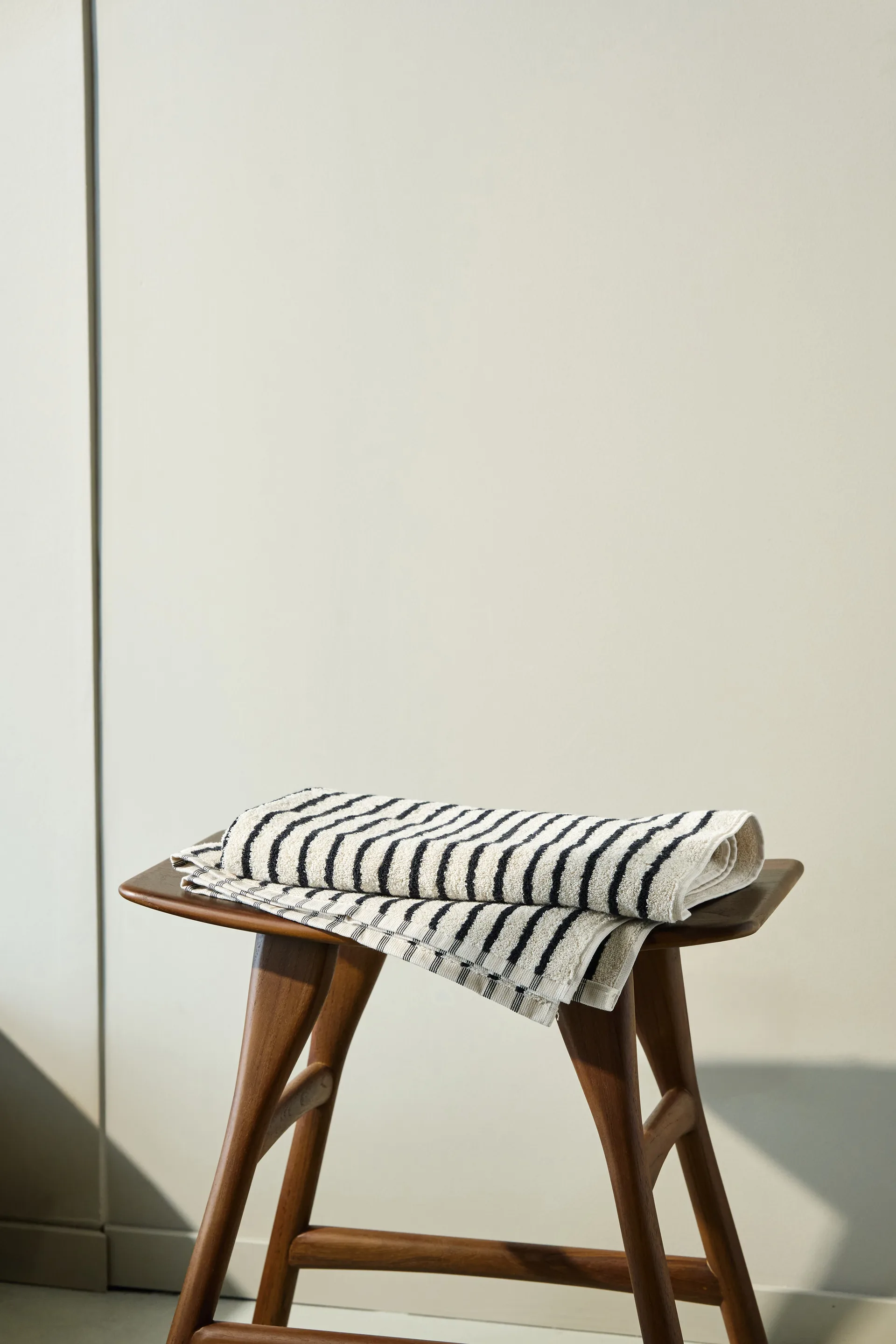 Drift バスタオル 70x140 cm, White-black Scandi Living | スカンジリビング