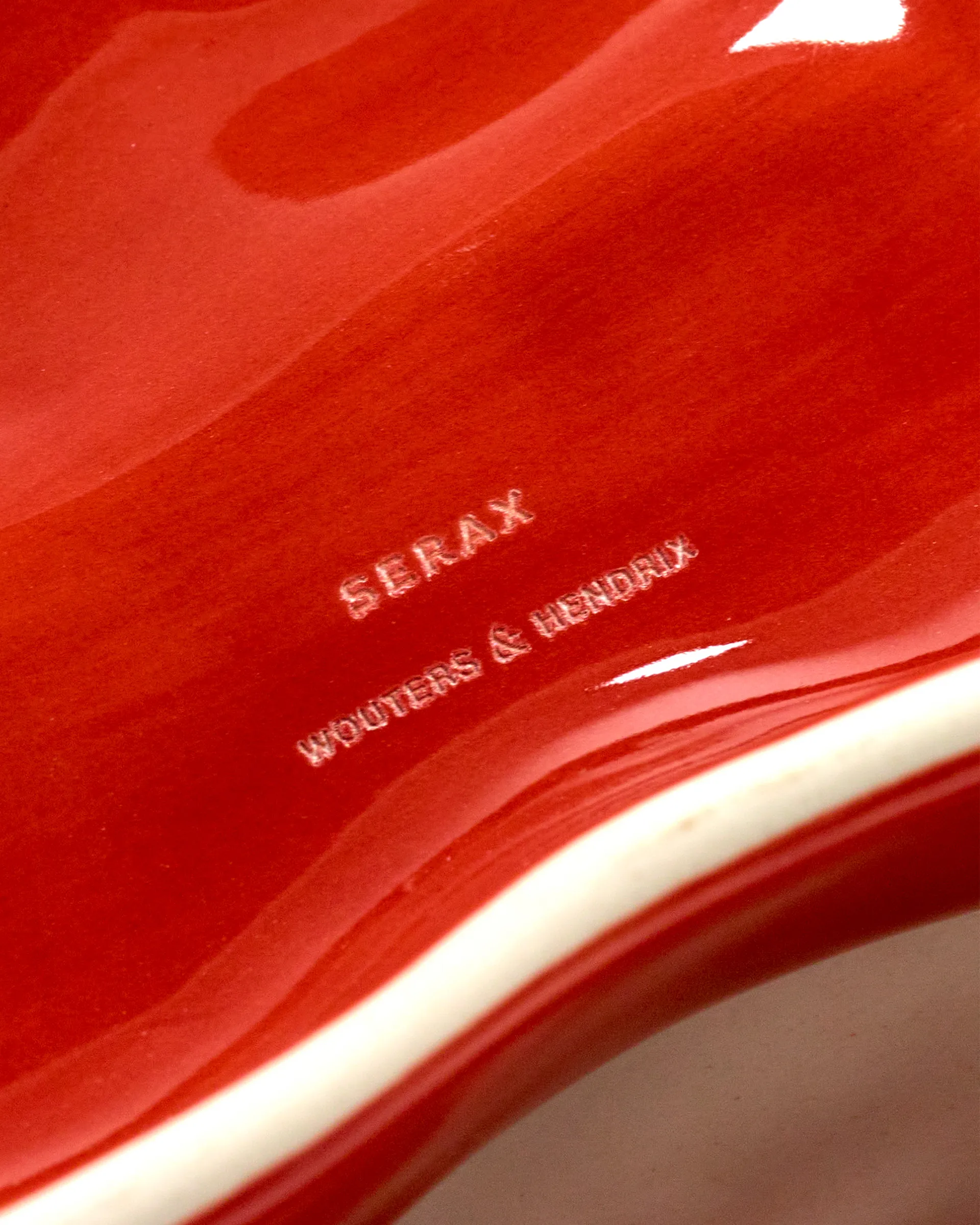 Les Objets Mouleversants トレイ S, Red Serax | セラックス