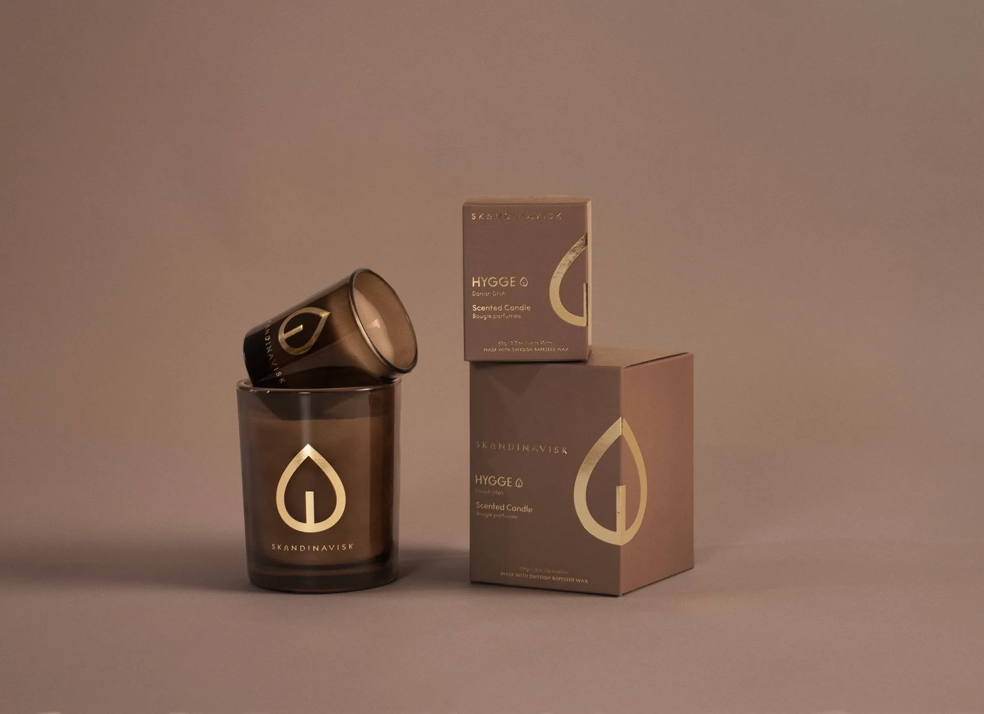 Hygge Gold Symbol キャンドルホルダー付きキャンドル, 65 g Skandinavisk | スカンジナビスク