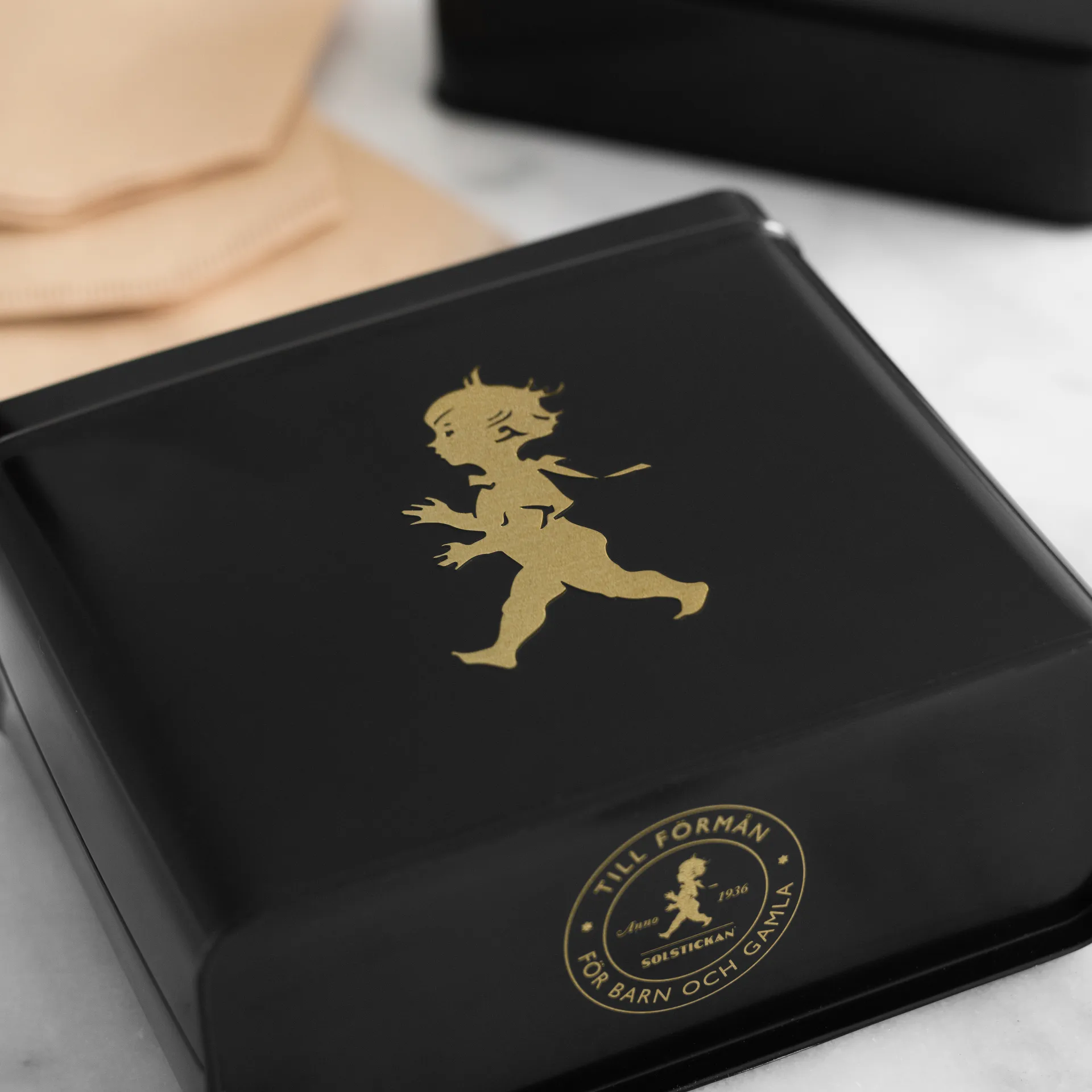 Solstickan コーヒーフィルタージャー 15.4x17 cm, Black-gold Solstickan Design