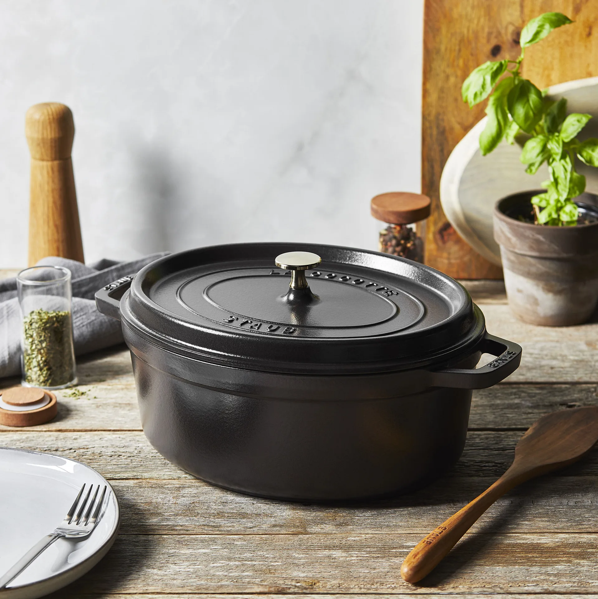 ストウブ オーバルココット 鋼鉄 2.35 L, Black STAUB | ストウブ
