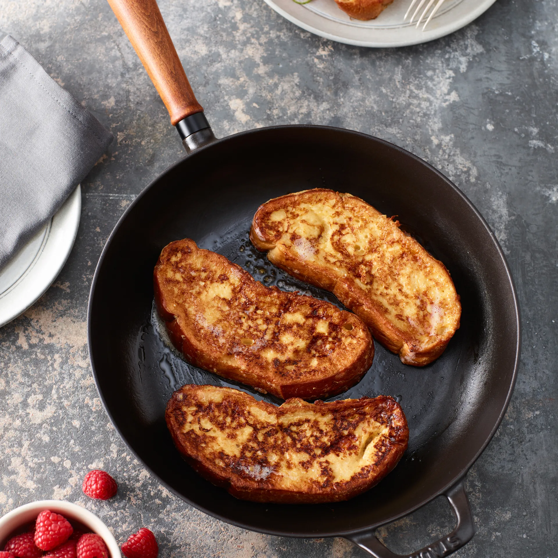 ヴィンテージ フライパン 木製ハンドル付き Ø24 cm, Black STAUB | ストウブ