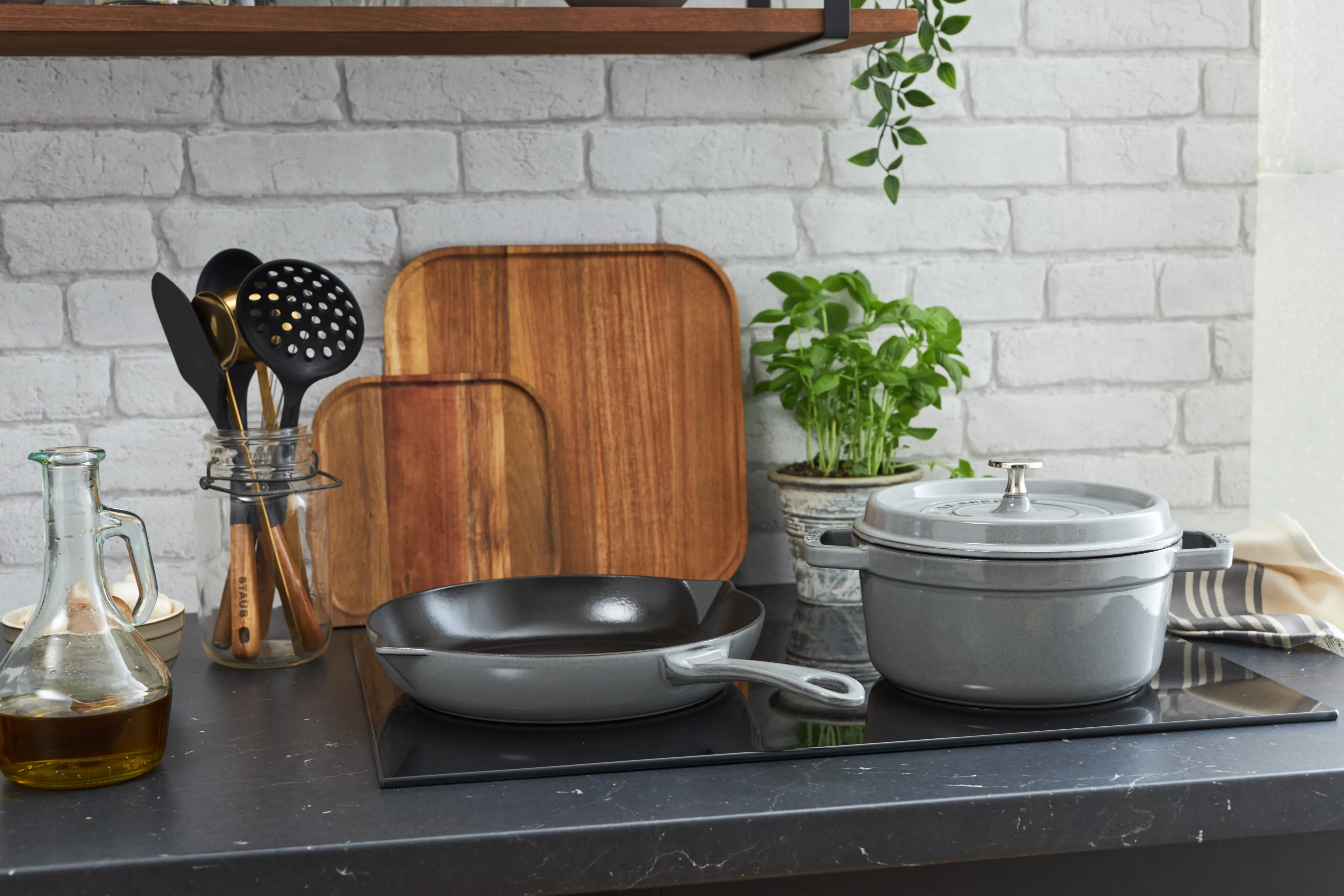 STAUB | ストウブ からのストウブ 鋳鉄 フライパン 注ぎ口付き Ø26 cm