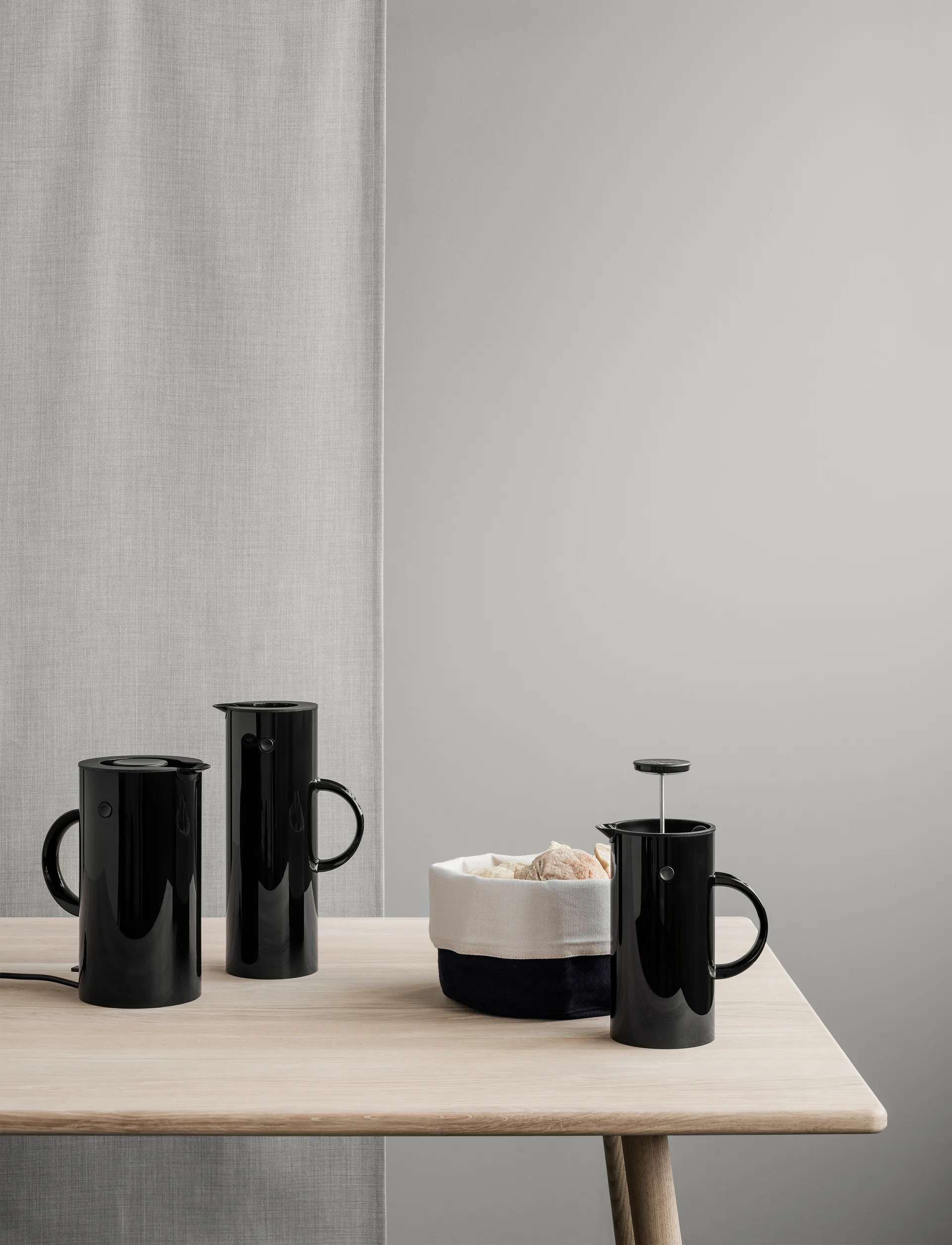 EM77 Stelton バキュームジャグ 1 L, black shiny Stelton | ステルトン