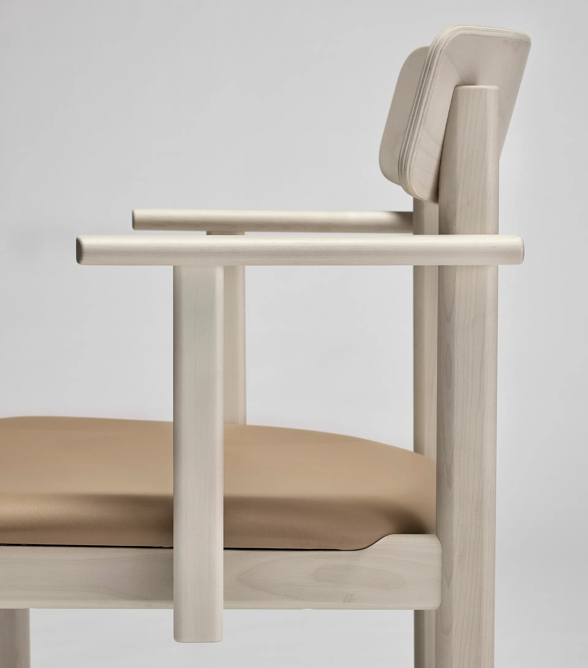 Pal アームチェア, Birch light matte lacquer-Elmosoft 22030 Stolab