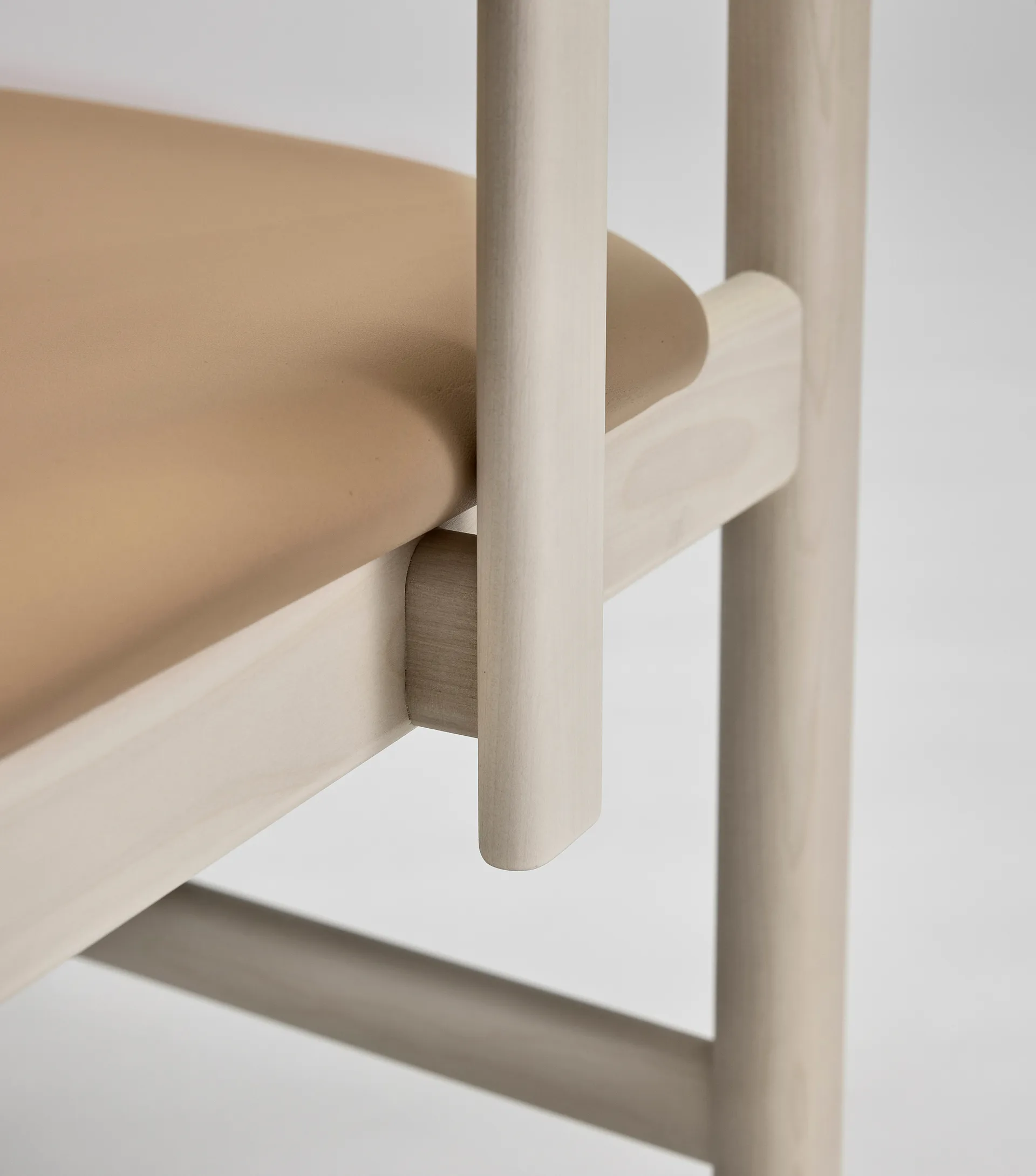 Pal アームチェア, Birch light matte lacquer-Elmosoft 22030 Stolab